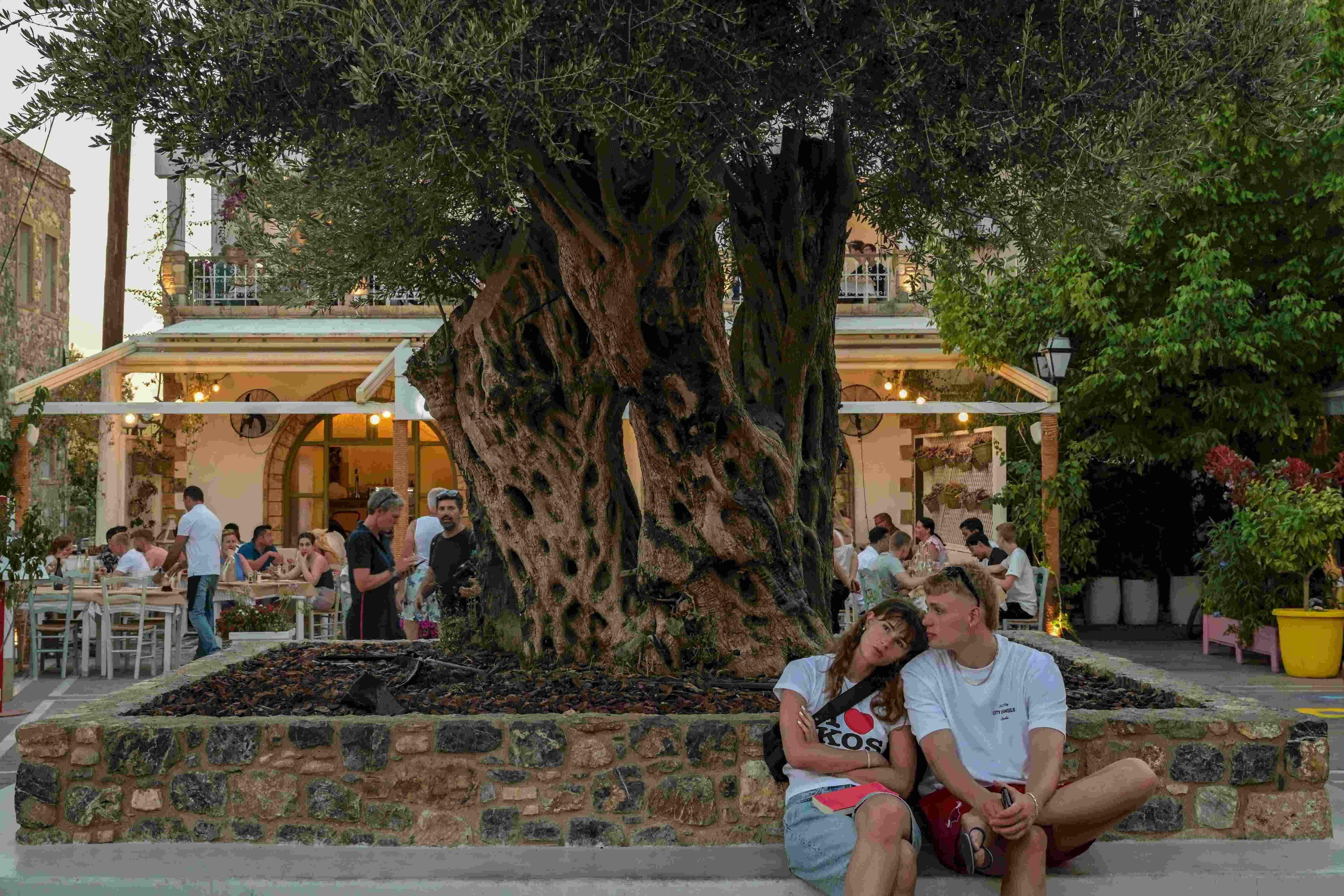Record tourist numbers in Greece despite heatwave, fires