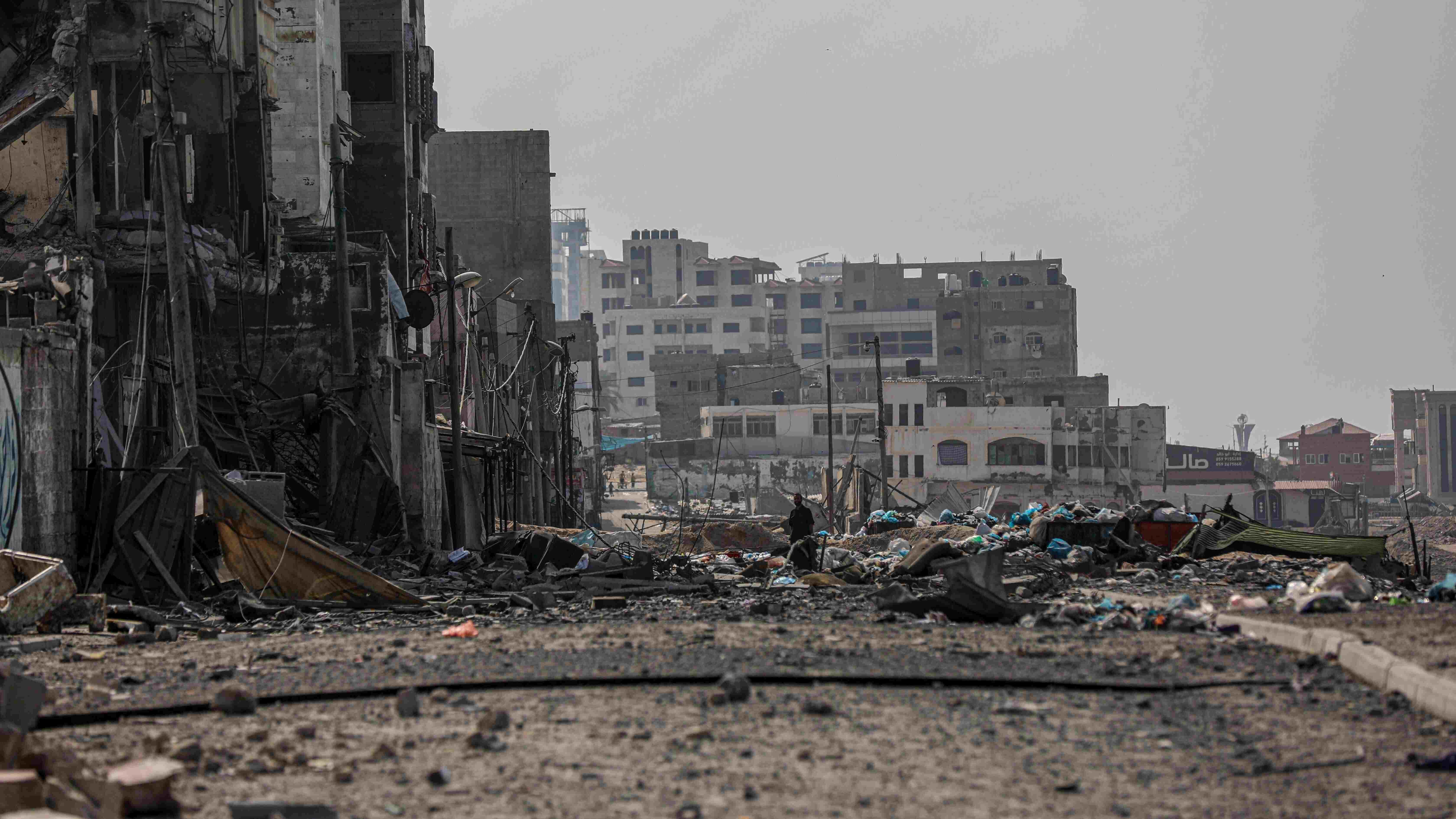 Israel strikes near Gazas largest hospital after accusing Hamas of using it as base