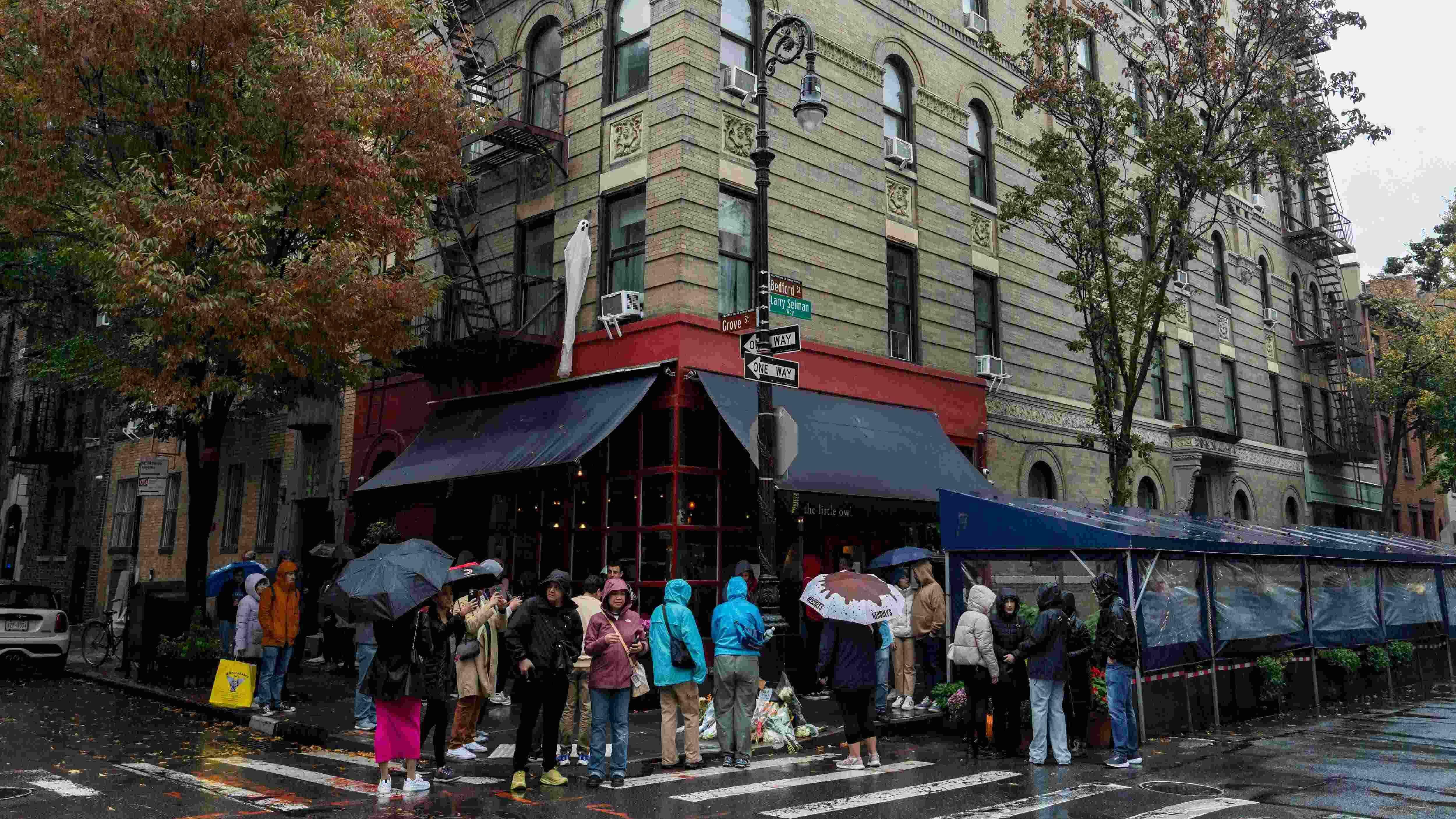 Fans flock to remember Matthew Perry in NY