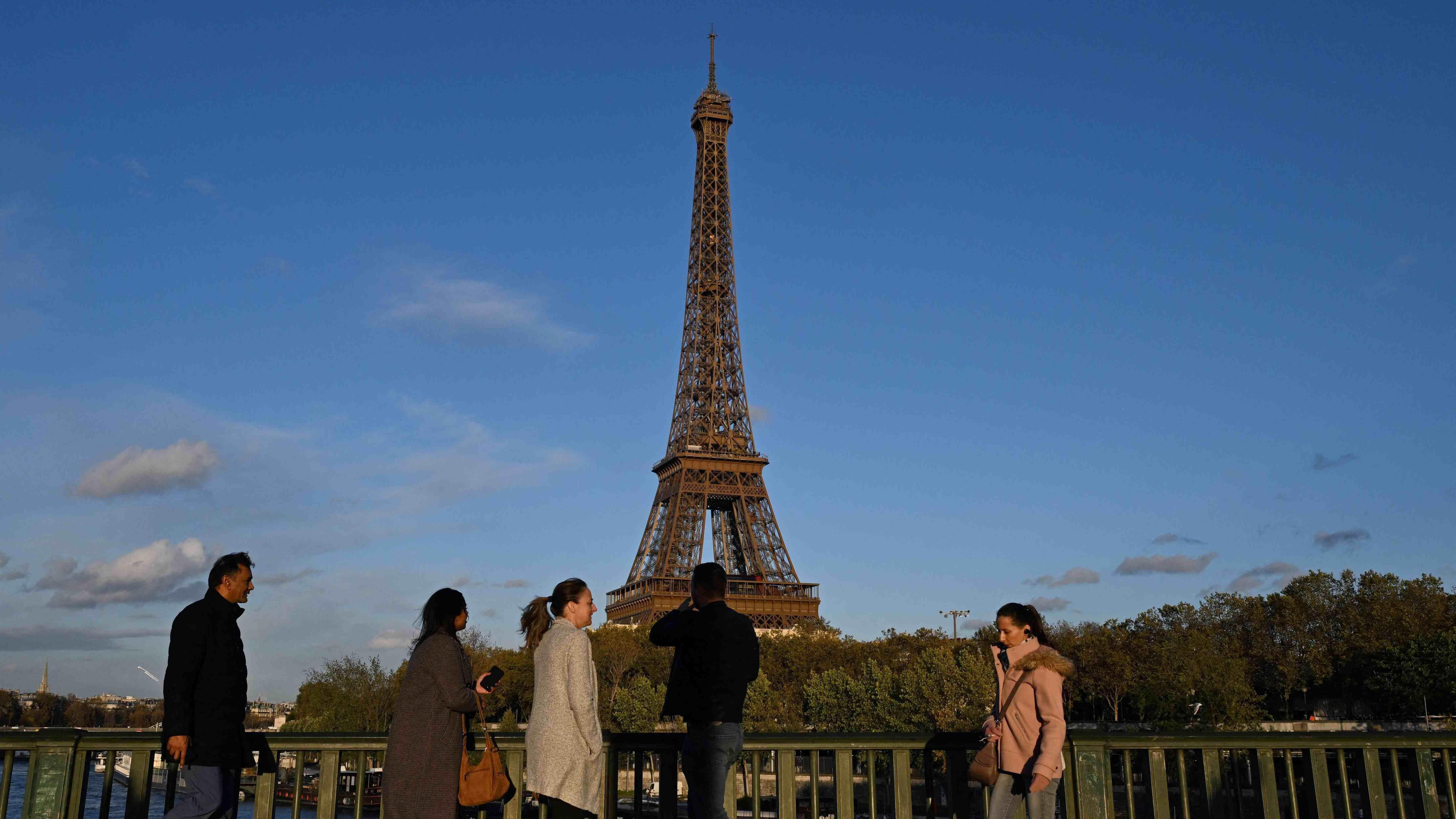 Paris business district looks to students to replace workers