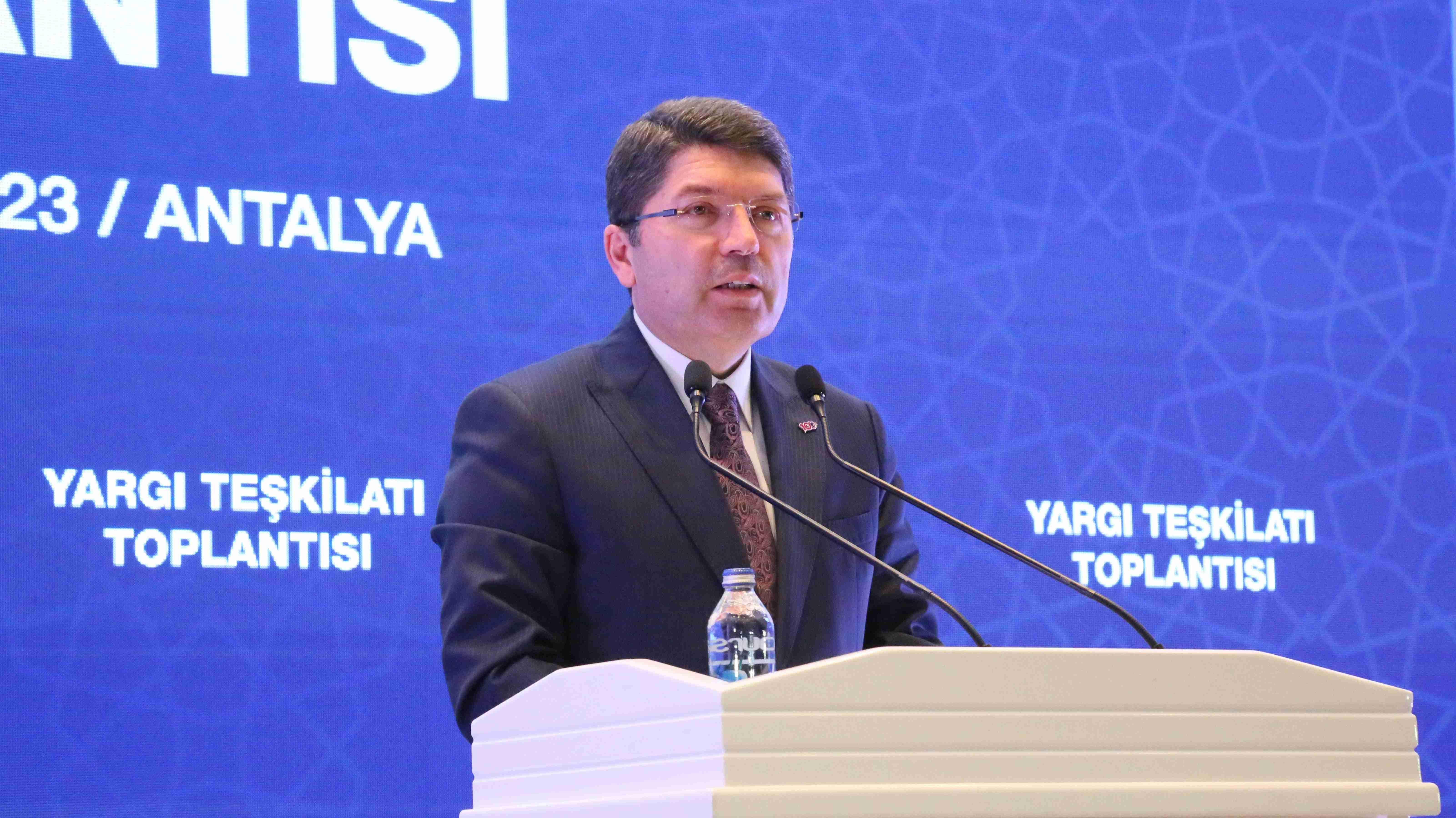 Remedy for judicial row new constitution: Justice minister