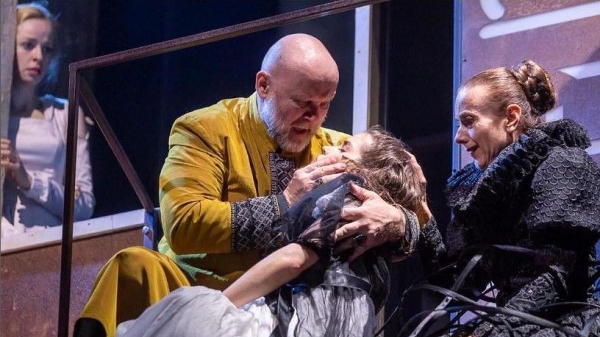 Theater chief offers to quit after Romeo and Juliet accident