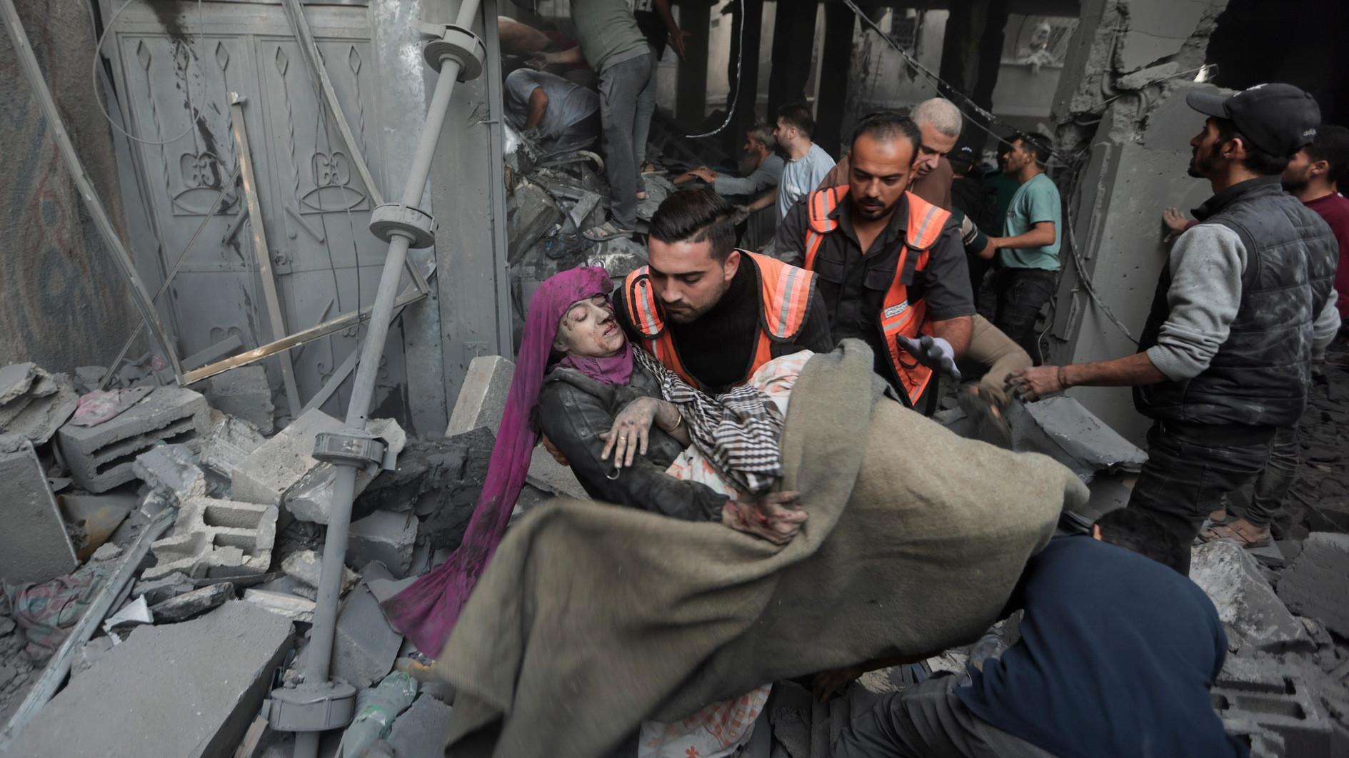 Patients, staff leave Gazas largest hospital, dozens killed at crowded refugee camp