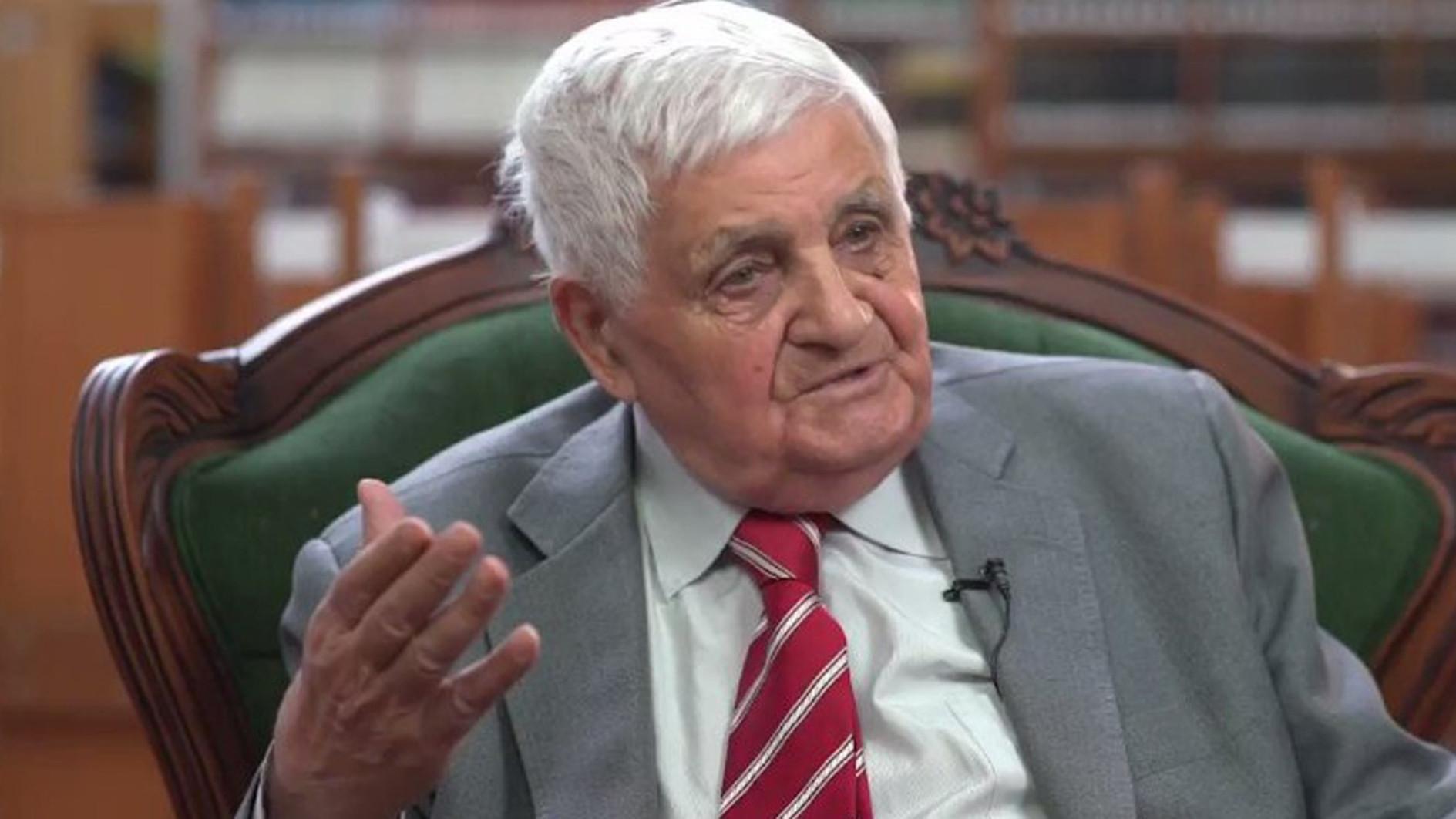 Diplomat, historian Bilal Şimşir dies aged 90