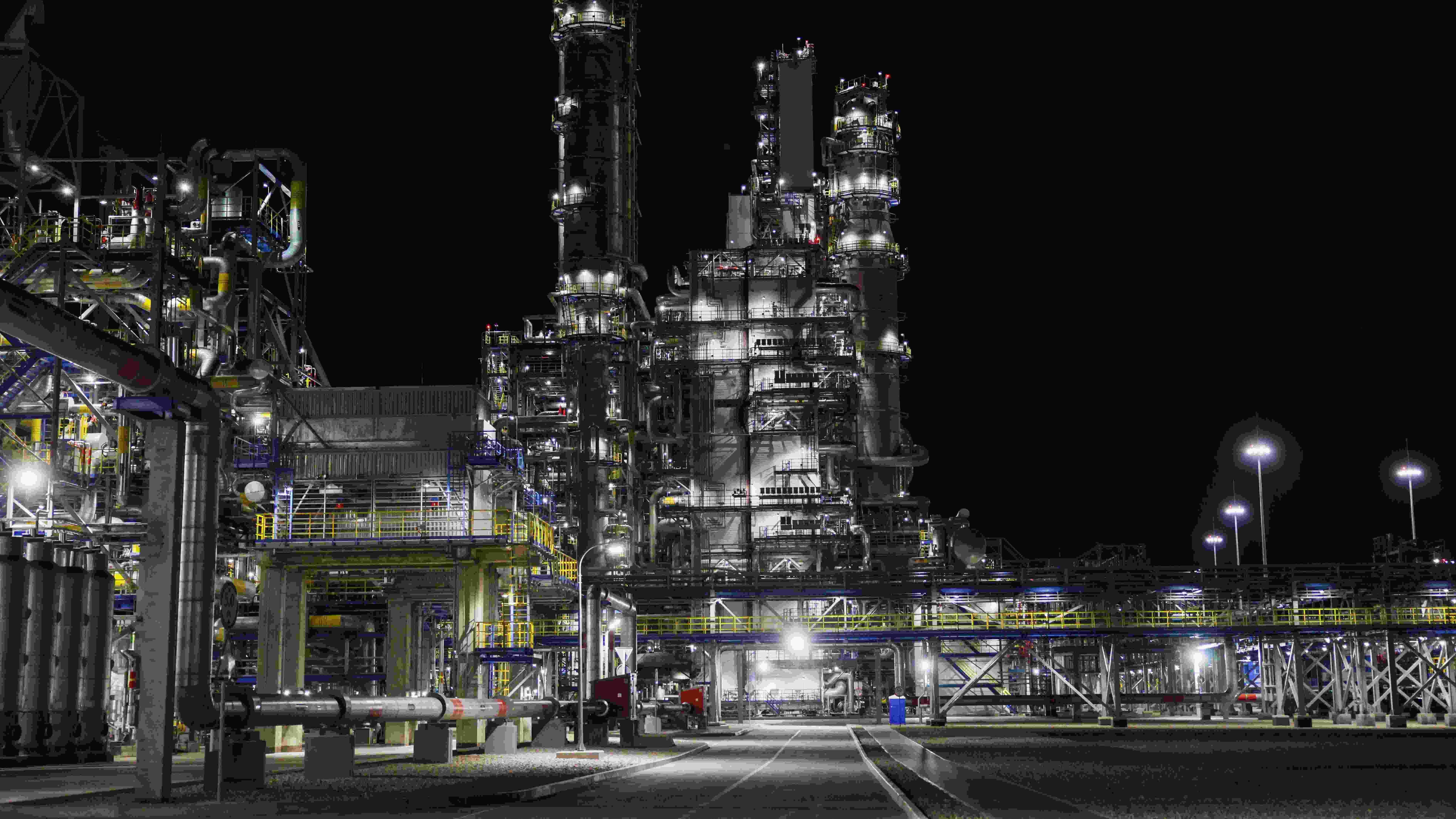 Gazprom mulls investment cut as exports drop