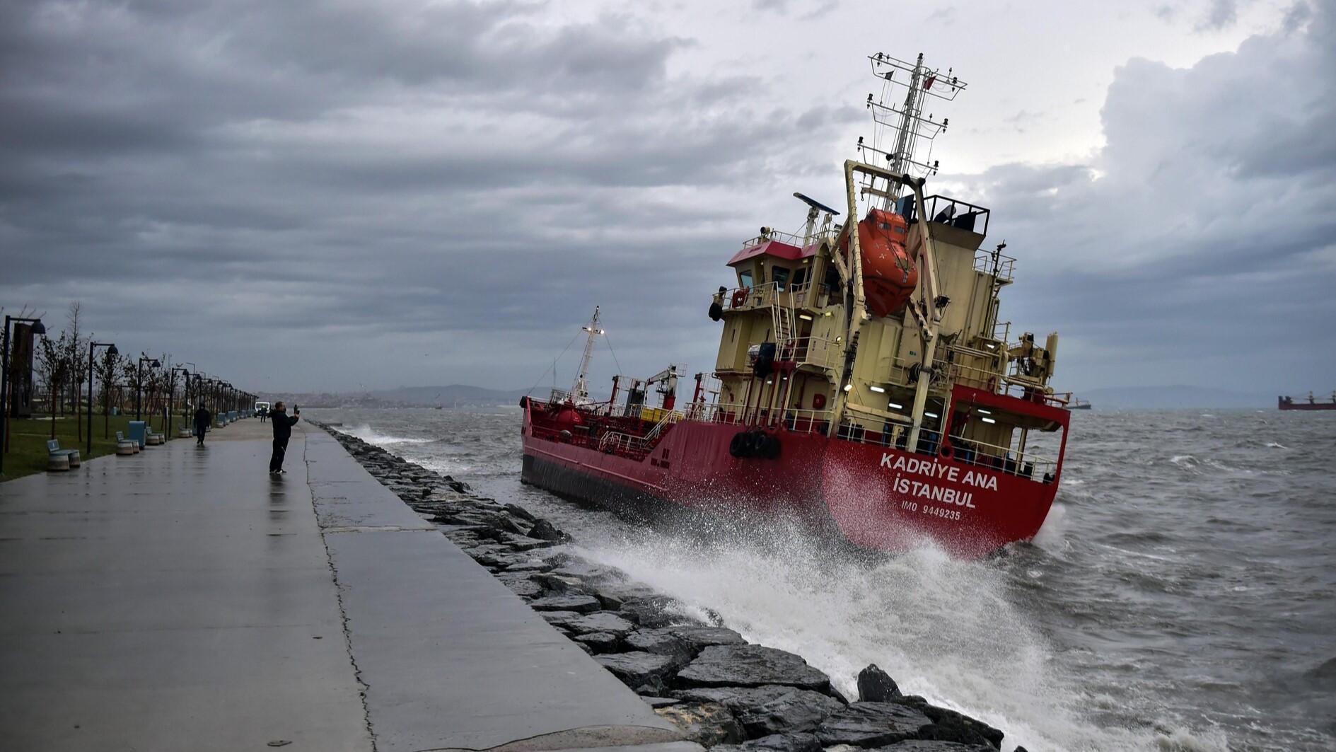 Powerful storm paralyzes daily life in Marmara region