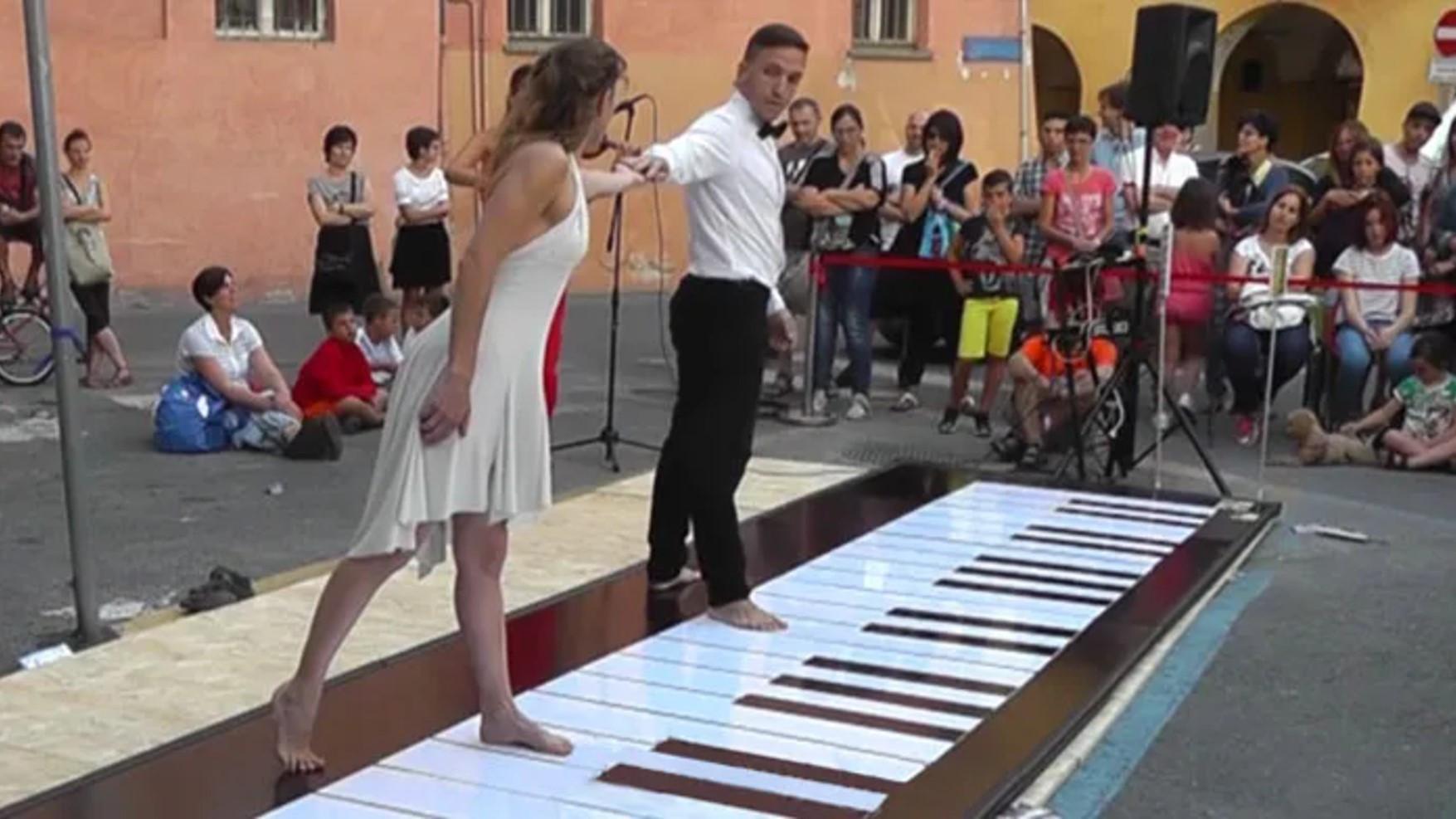 The piano with four feet on Antalya streets