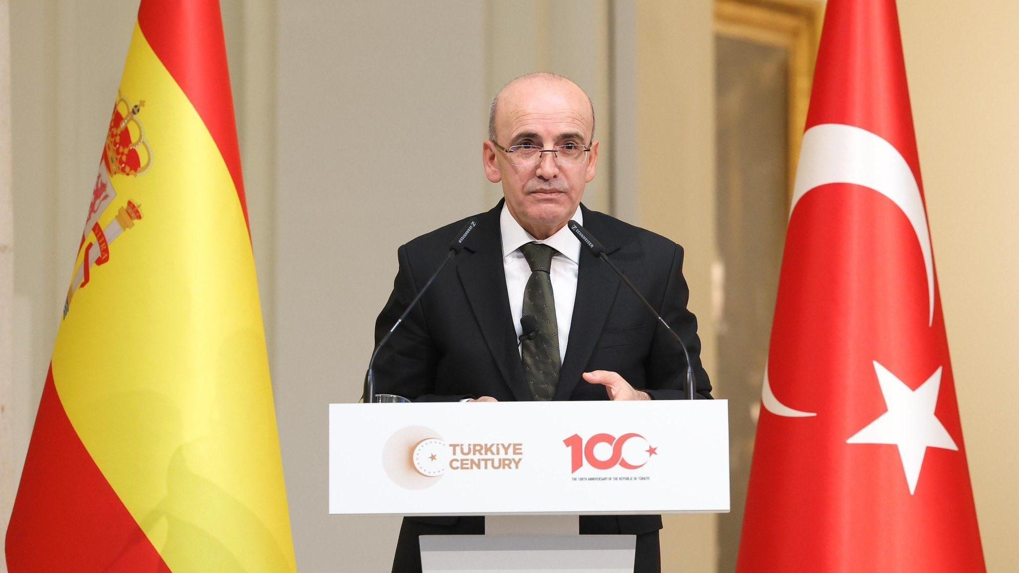 Şimşek meets with investors in Spain