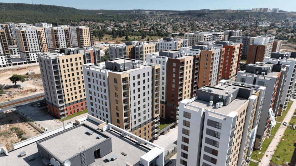 Housing market remains weak, sales plunge 21 percent