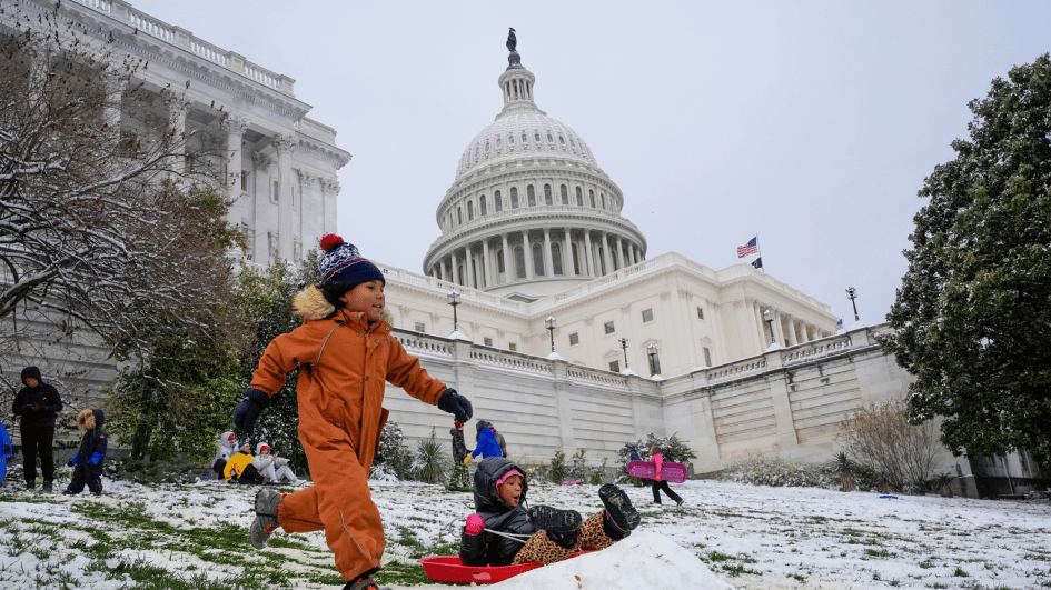 US lawmakers avert damaging government shutdown