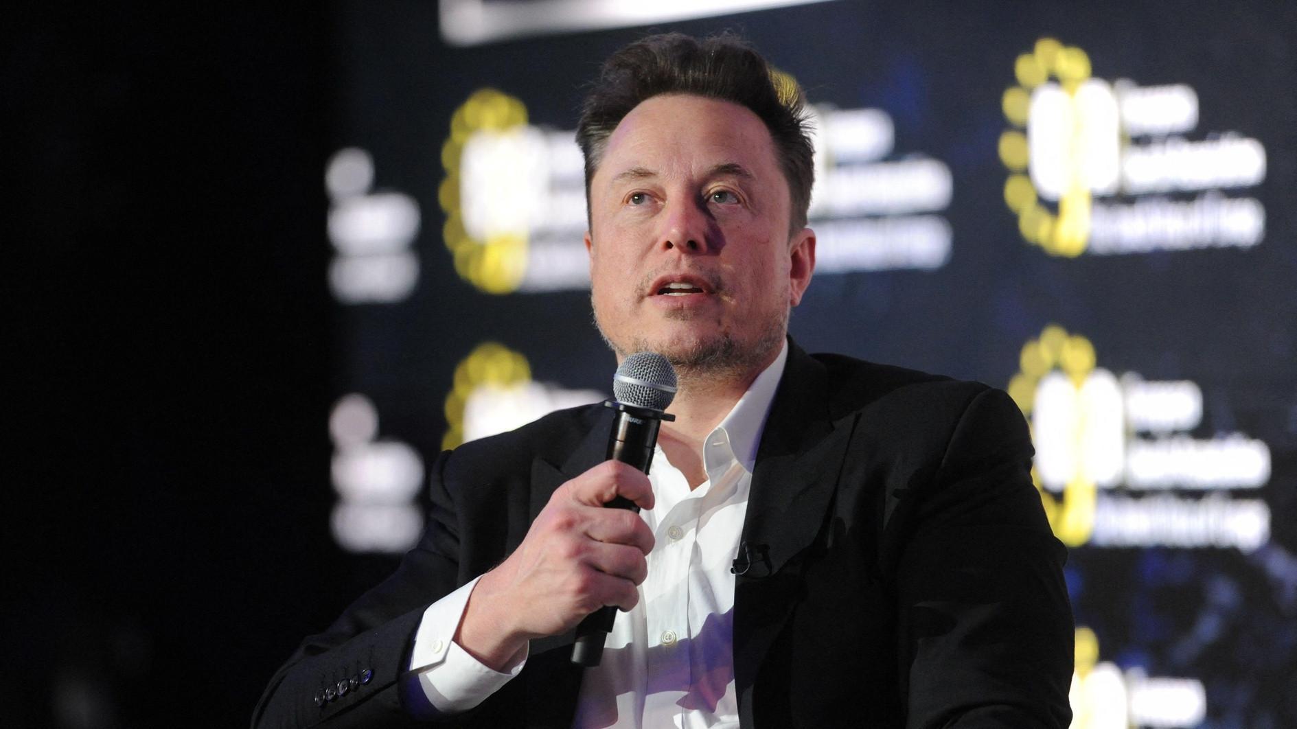 Musk ordered to answer to regulators in Twitter probe