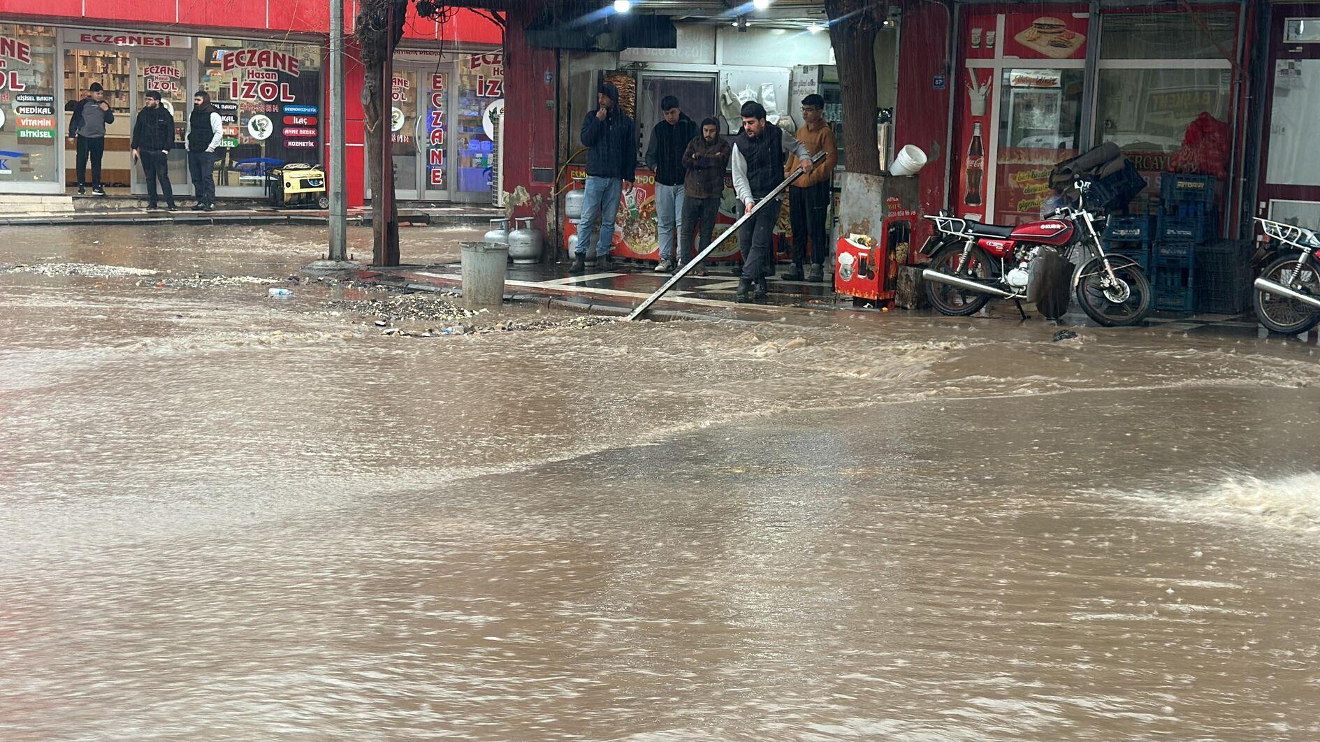 Heavy downpour prompts school closures in Şanlıurfa