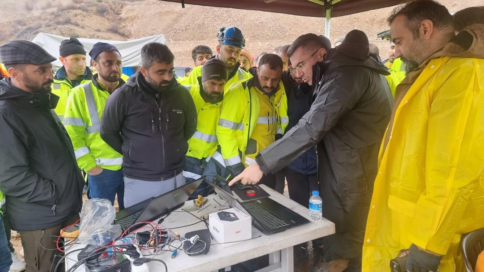 Teams roughly locate missing miners in Erzincan