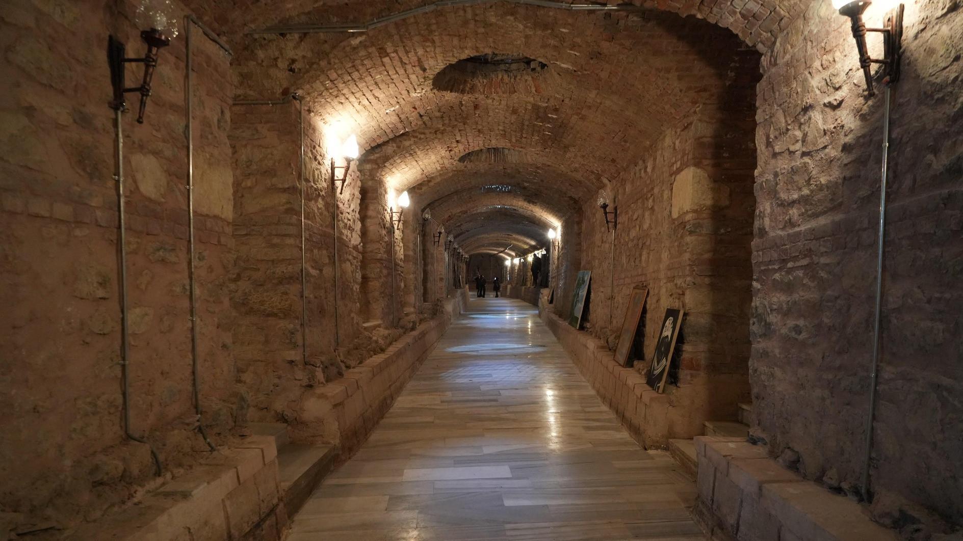 Istanbuls Rumeli Han draws visitors with enigmatic tunnel