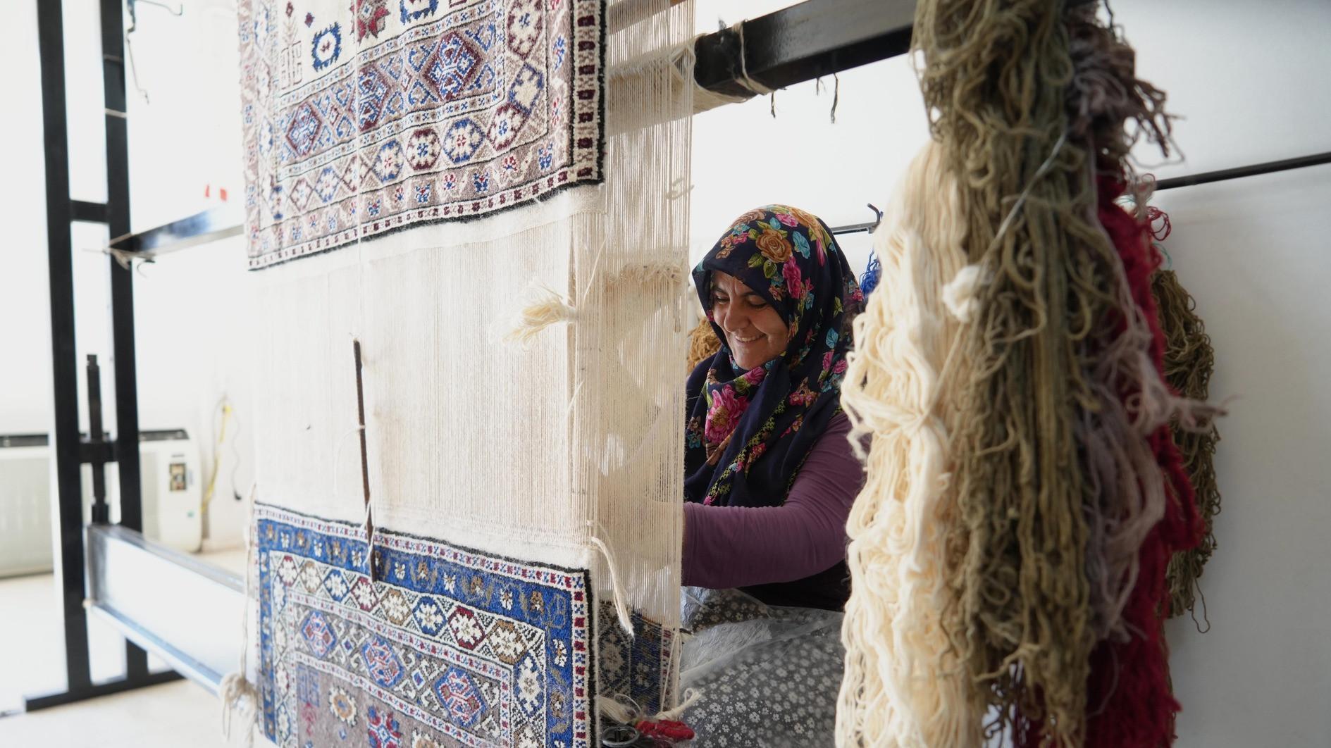 Women in Türkiye’s Niğde revive Obruk carpet-weaving