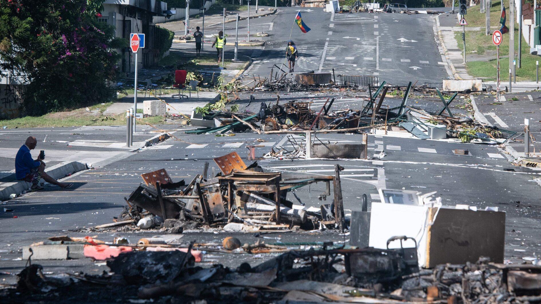 France mounts major operation to open route to New Caledonias restive capital