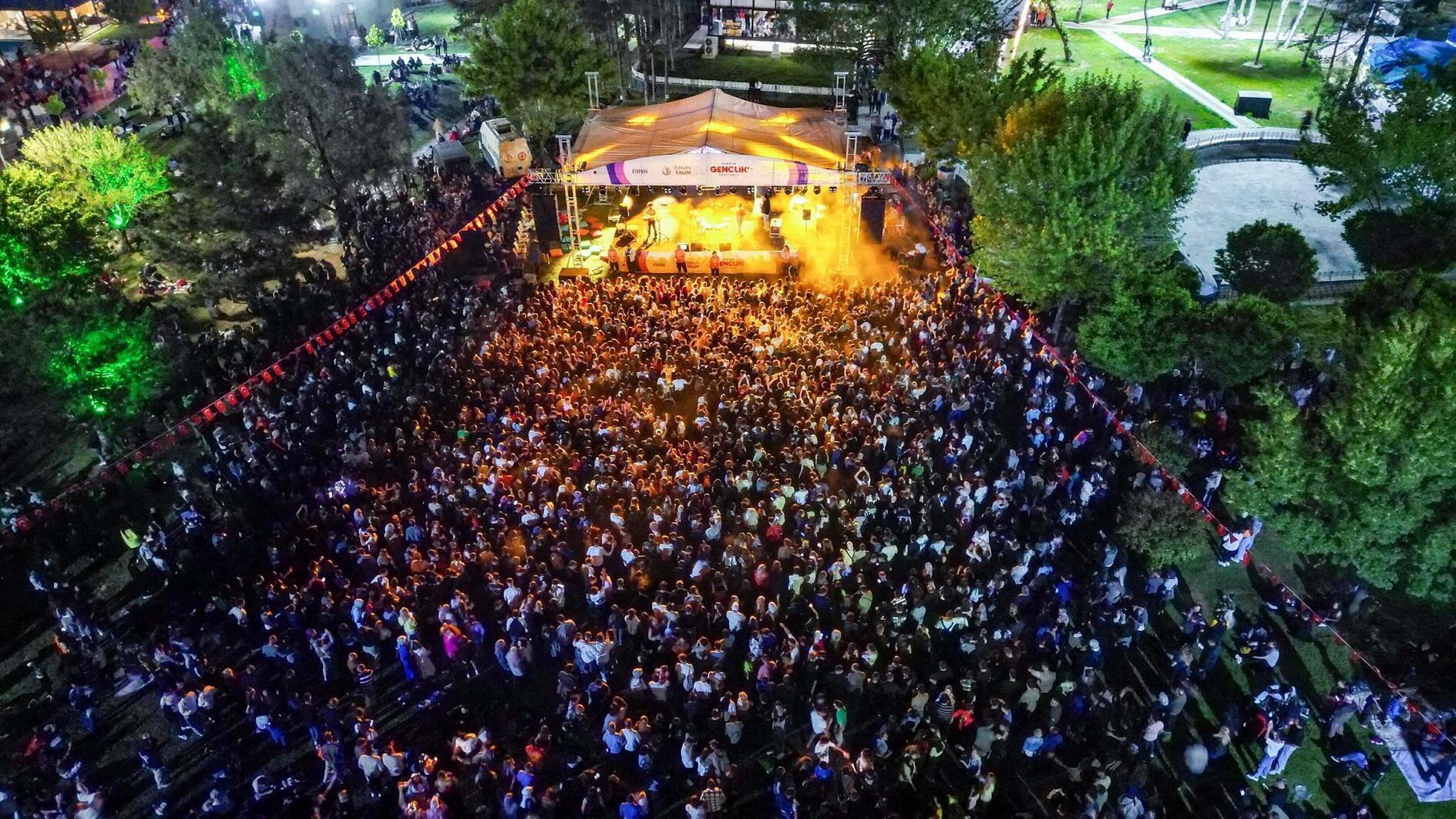 Nation feirer ungdomsdagen, minnes Atatürk