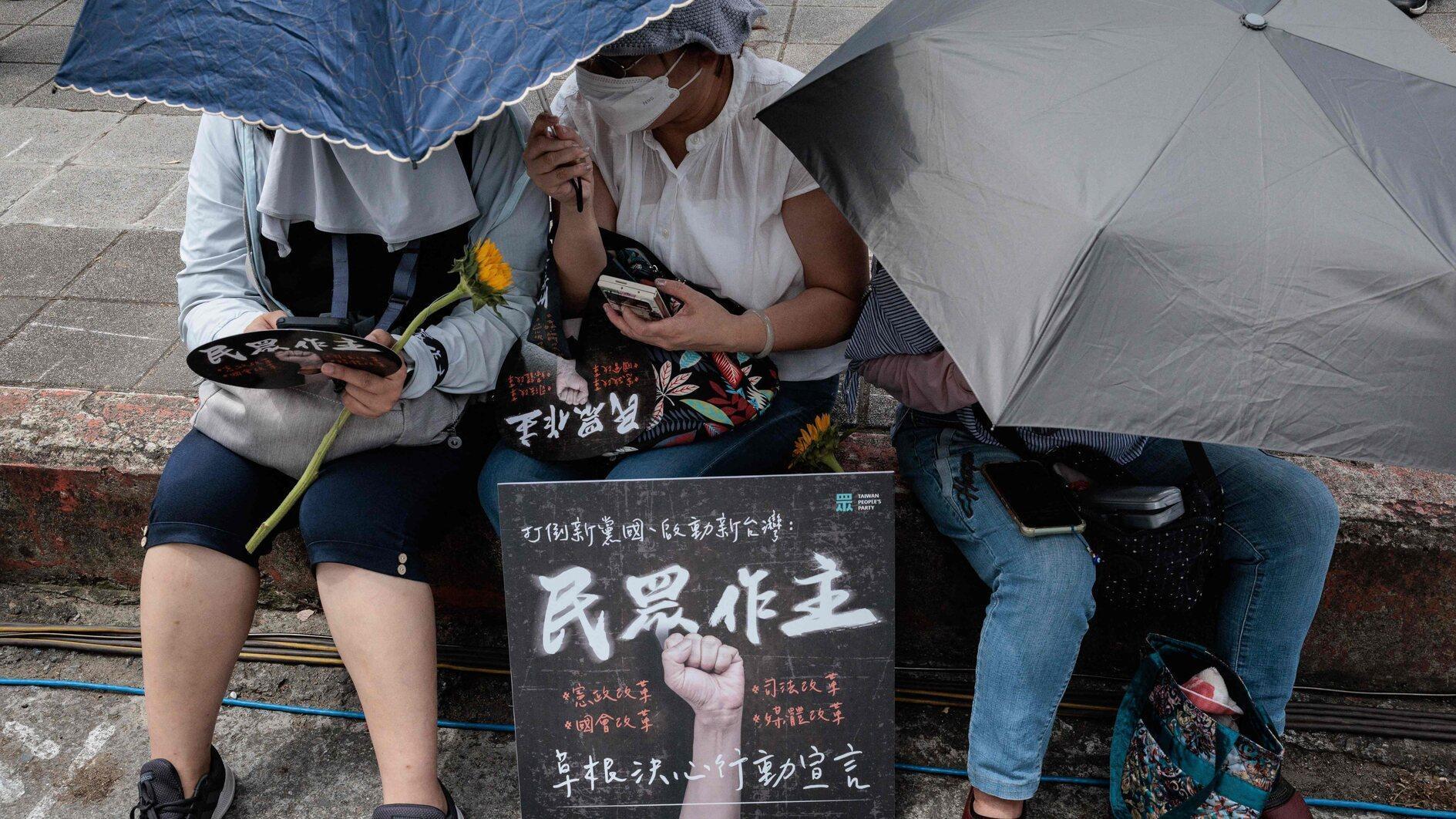 Hundreds protest Taiwans ruling party on eve of inauguration