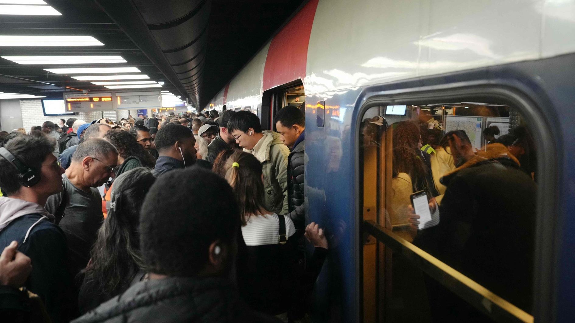 Strike over Olympics bonuses disrupts Paris trains