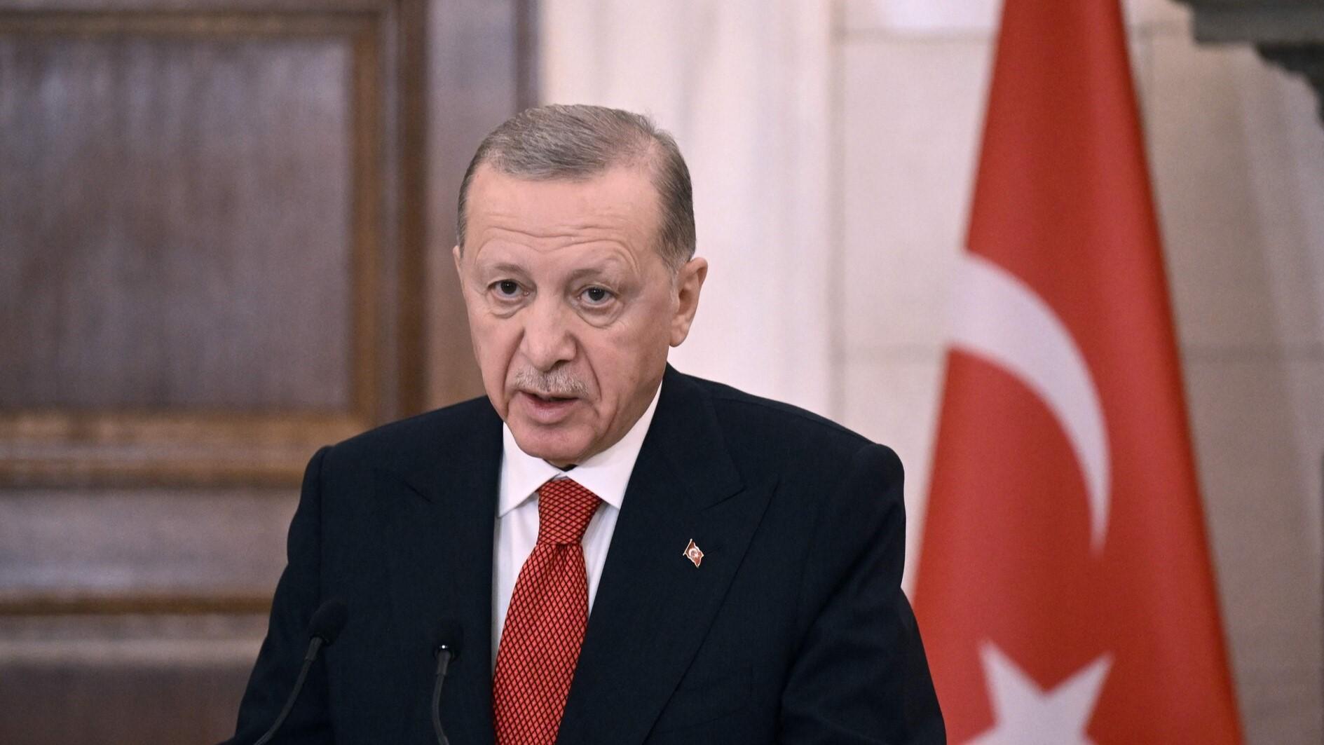 Erdoğan assumes authority to declare mobilization