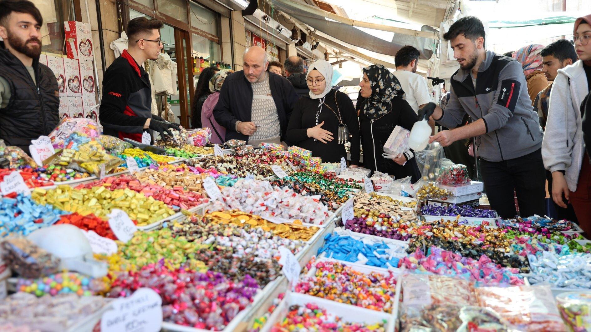 Consumer confidence rises slightly in May