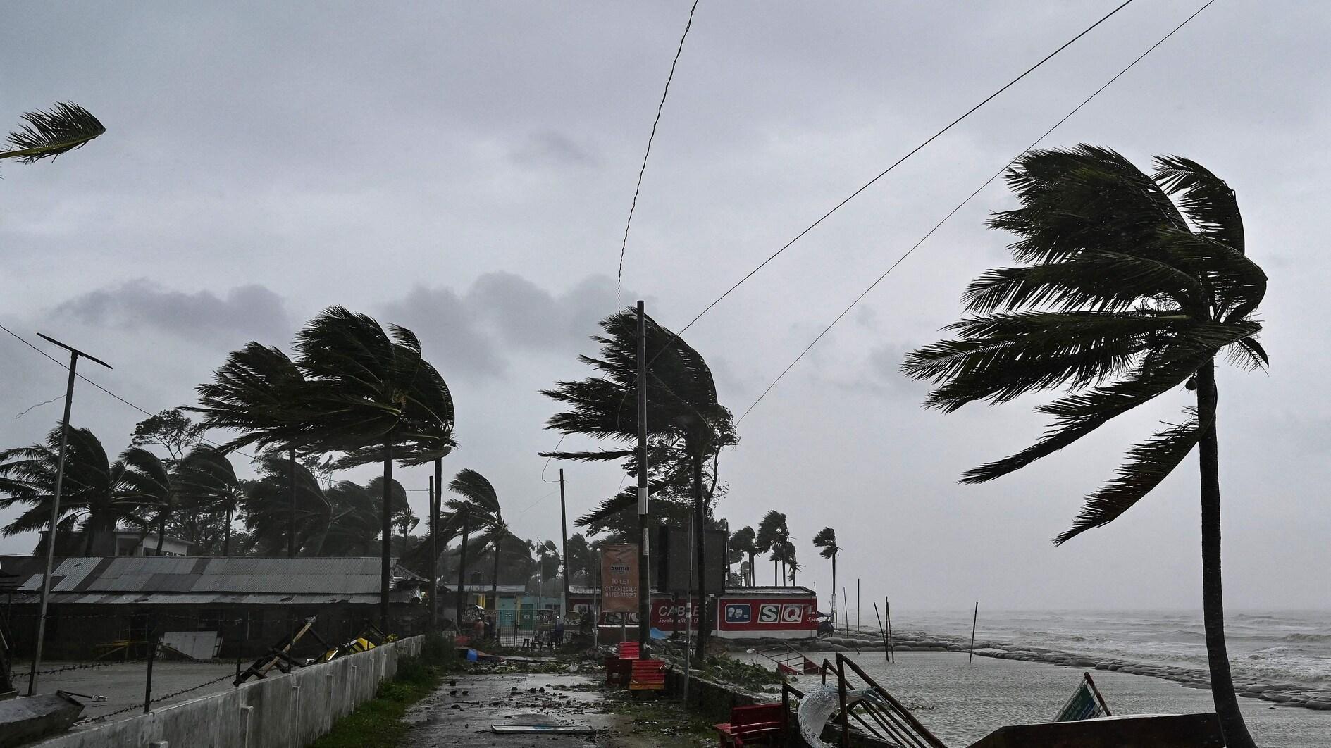 Cyclone batters Bangladesh and India