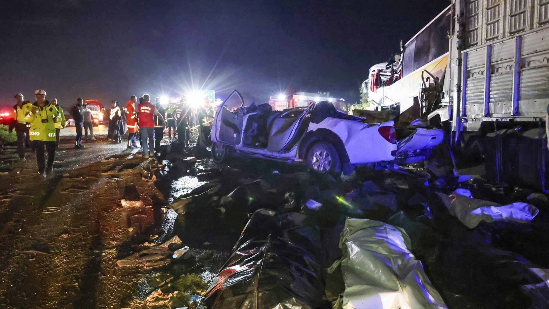 Bus driver detained after fatal crash in southern Türkiye