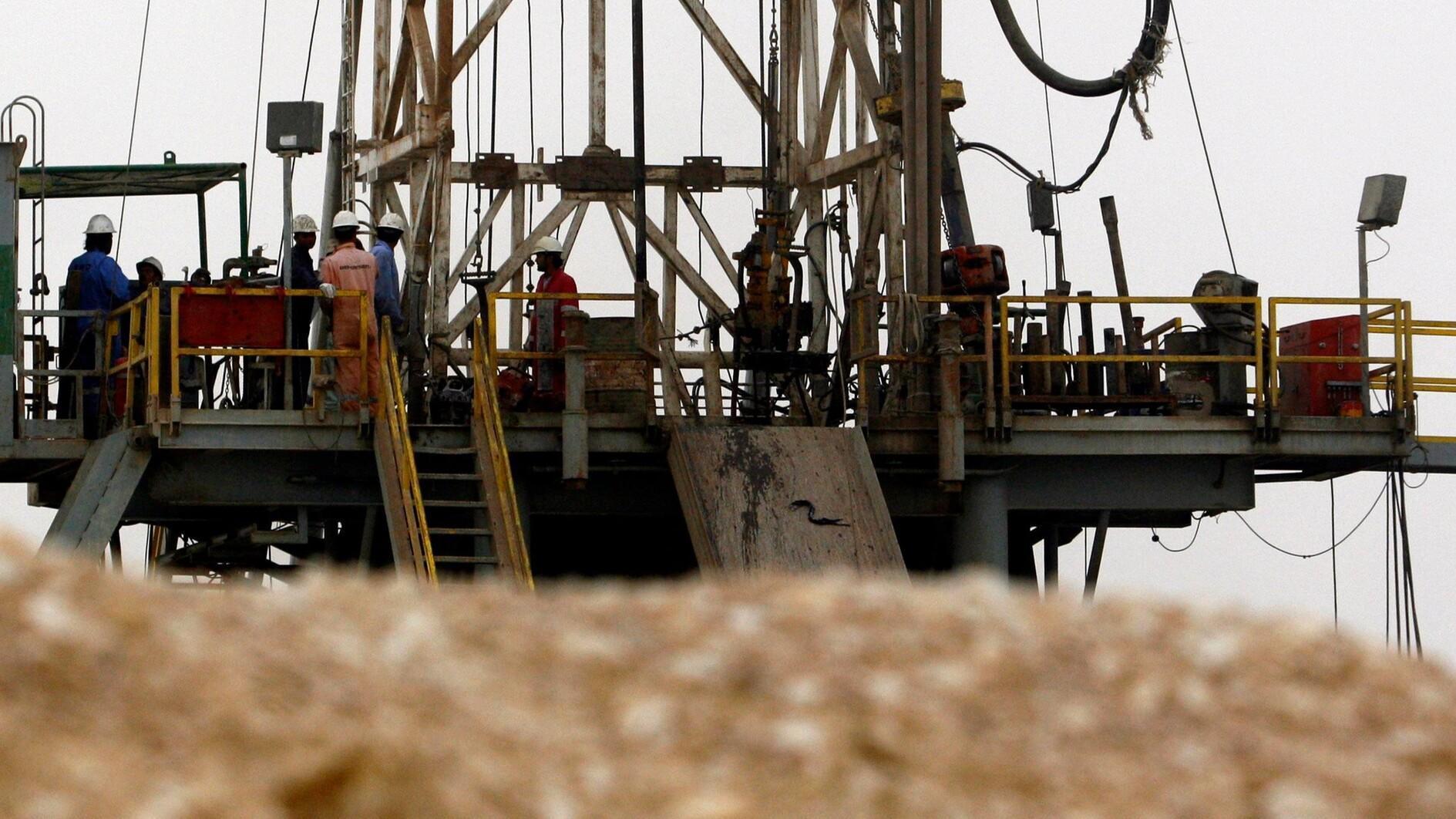 Oil producers extend supply cuts amid slack prices