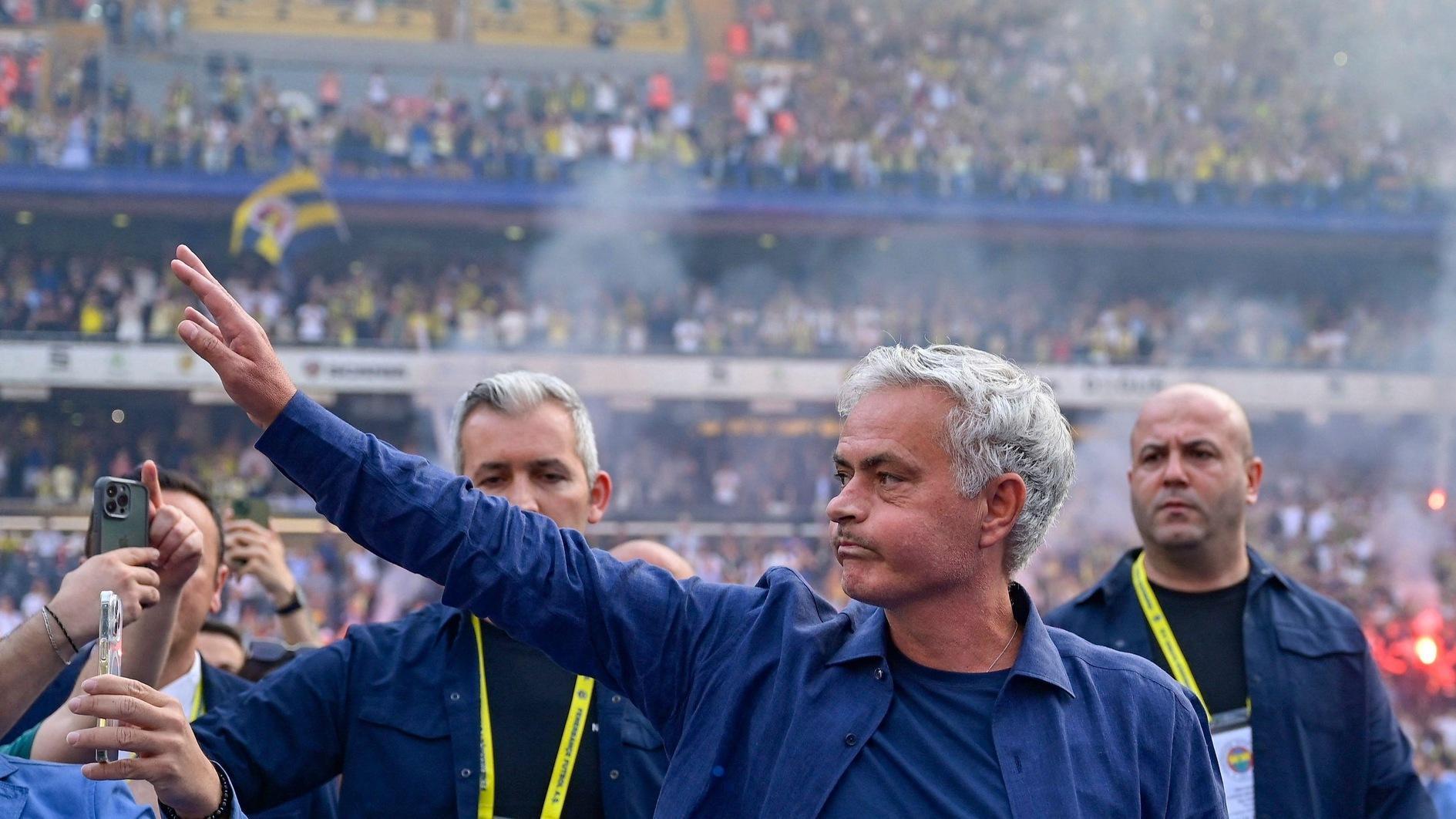 Mourinho gets warm welcome at Fenerbahçe