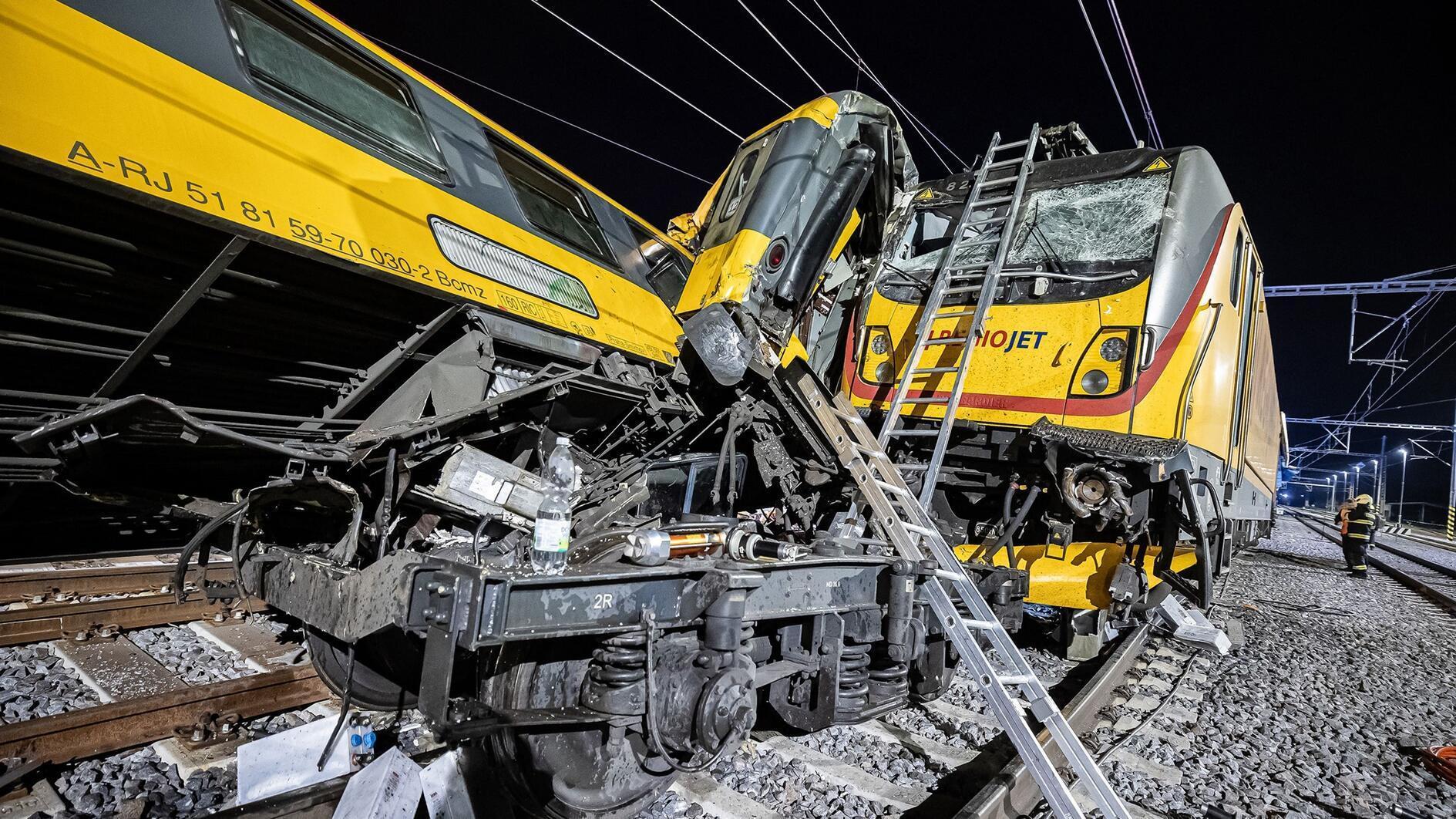 Four dead, over 20 injured in Czech train crash