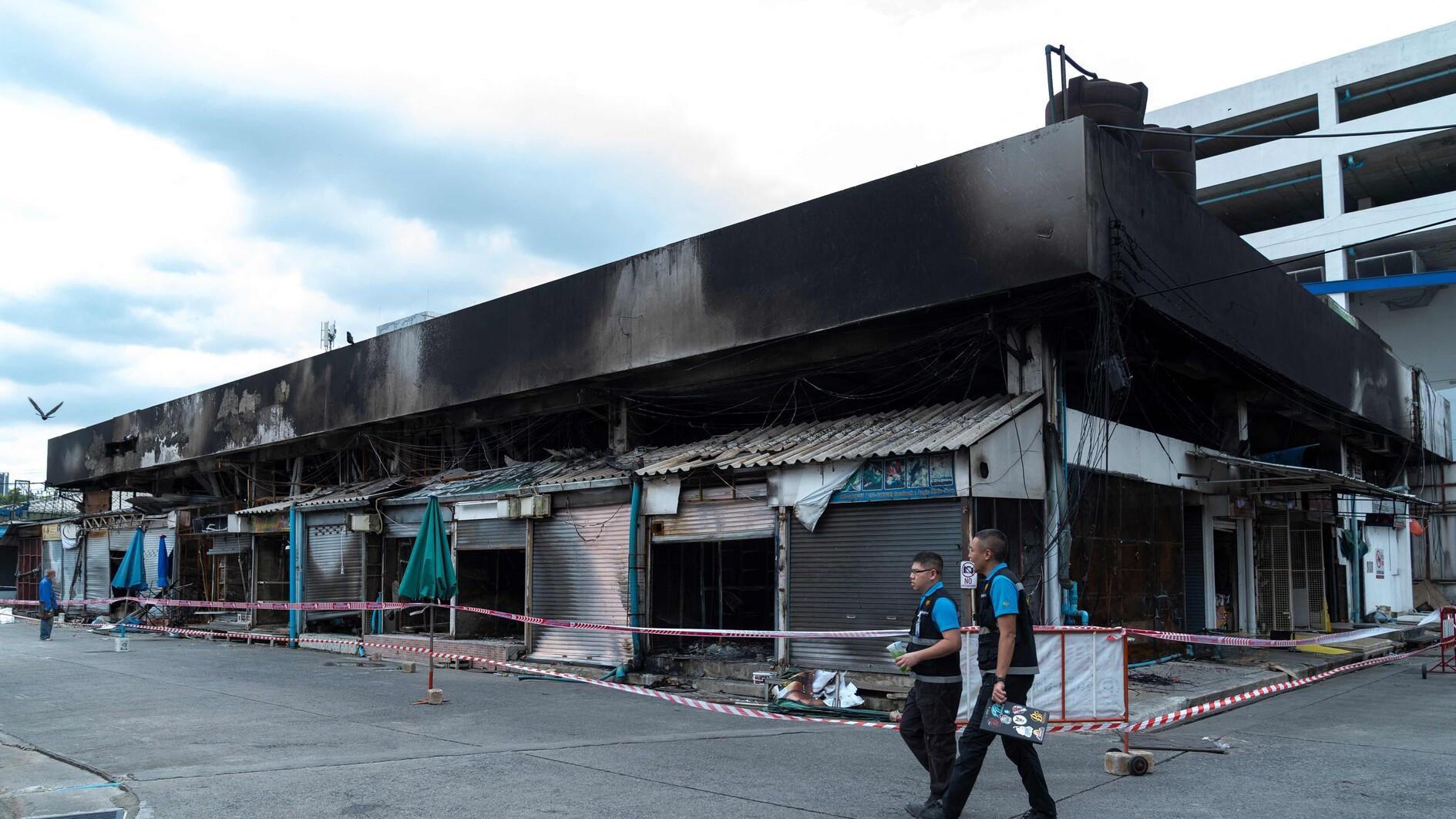 Animals killed as fire rips through Bangkok pet market