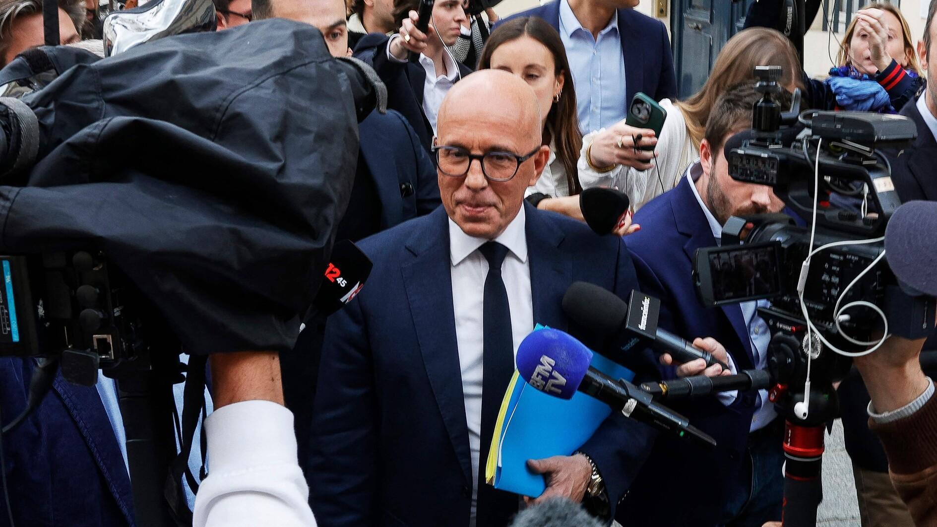 French far right teams up with conservative party leader for snap polls