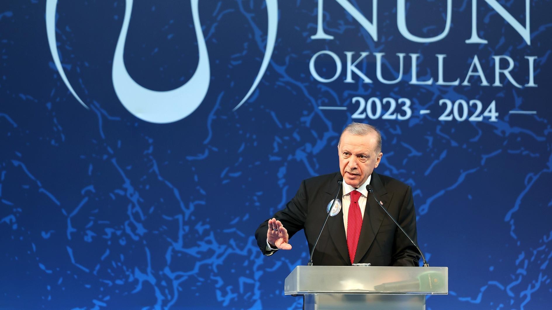Erdoğan leads AKPs consultation camp with local agenda