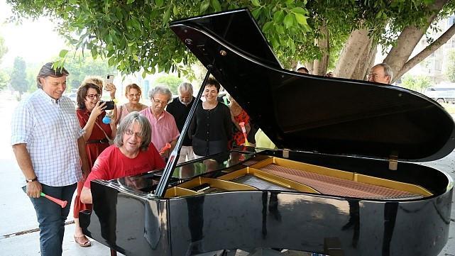 German pianist holds open-air concerts in Antalya for world peace
