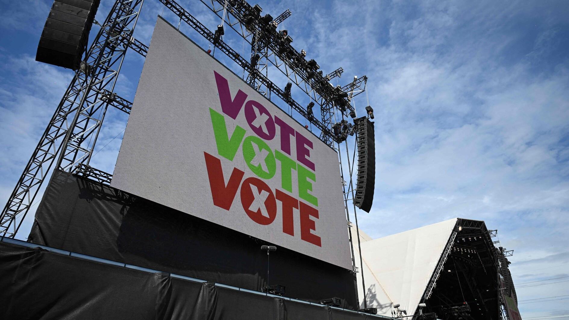 Labour tipped to oust Tories at UK election