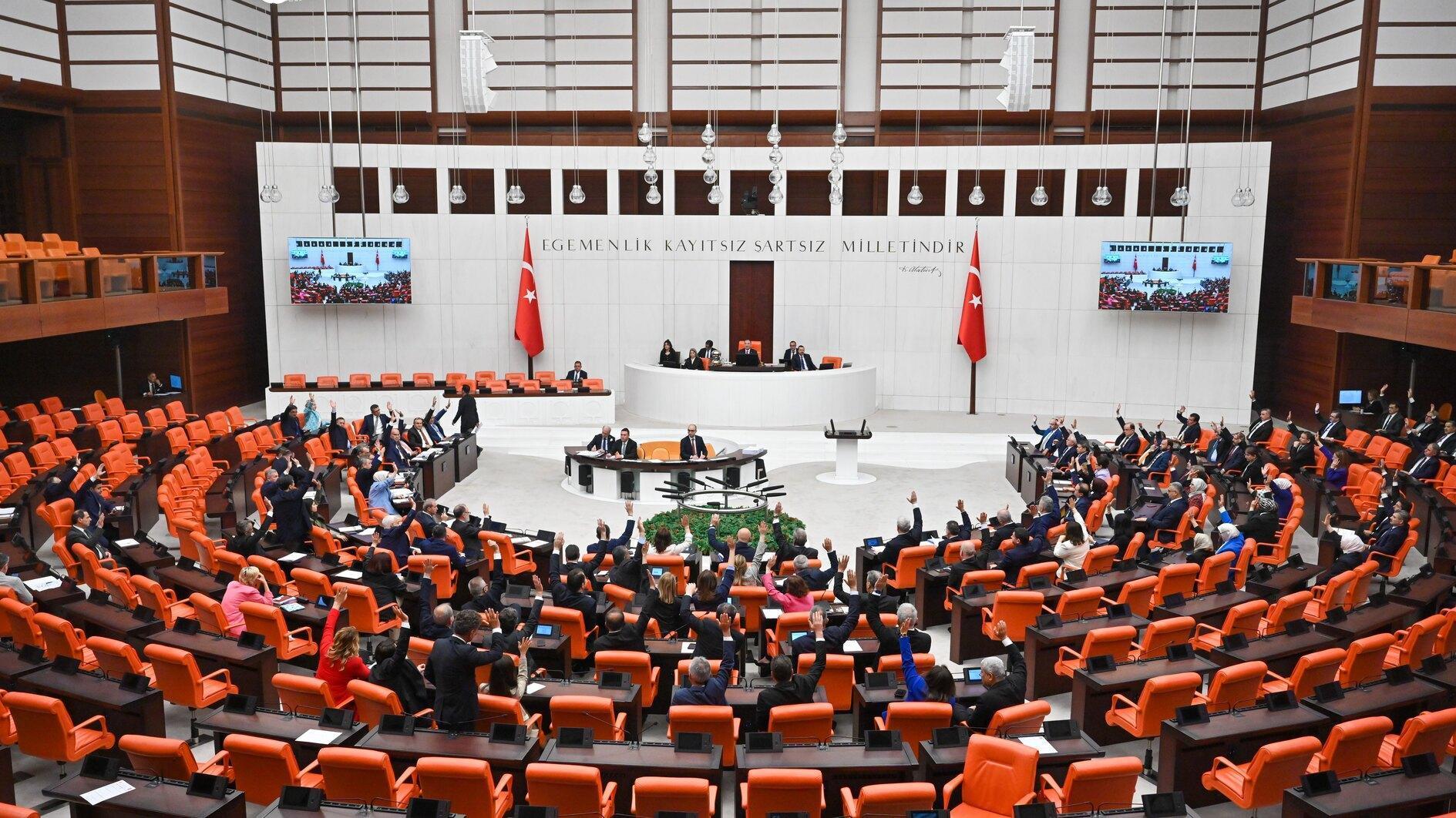 AKP submits new omnibus bill to parliament