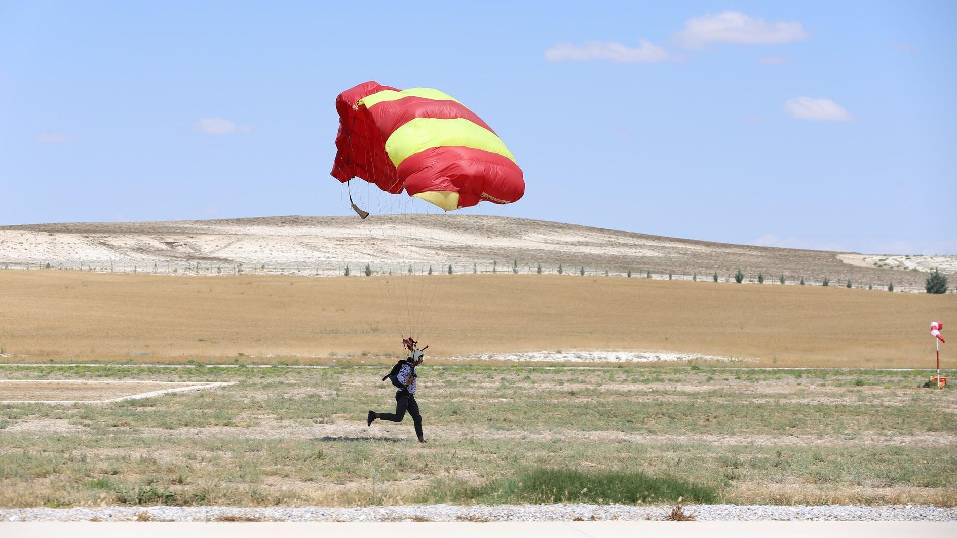 Eskişehir fest welcomes dozens of parachutists