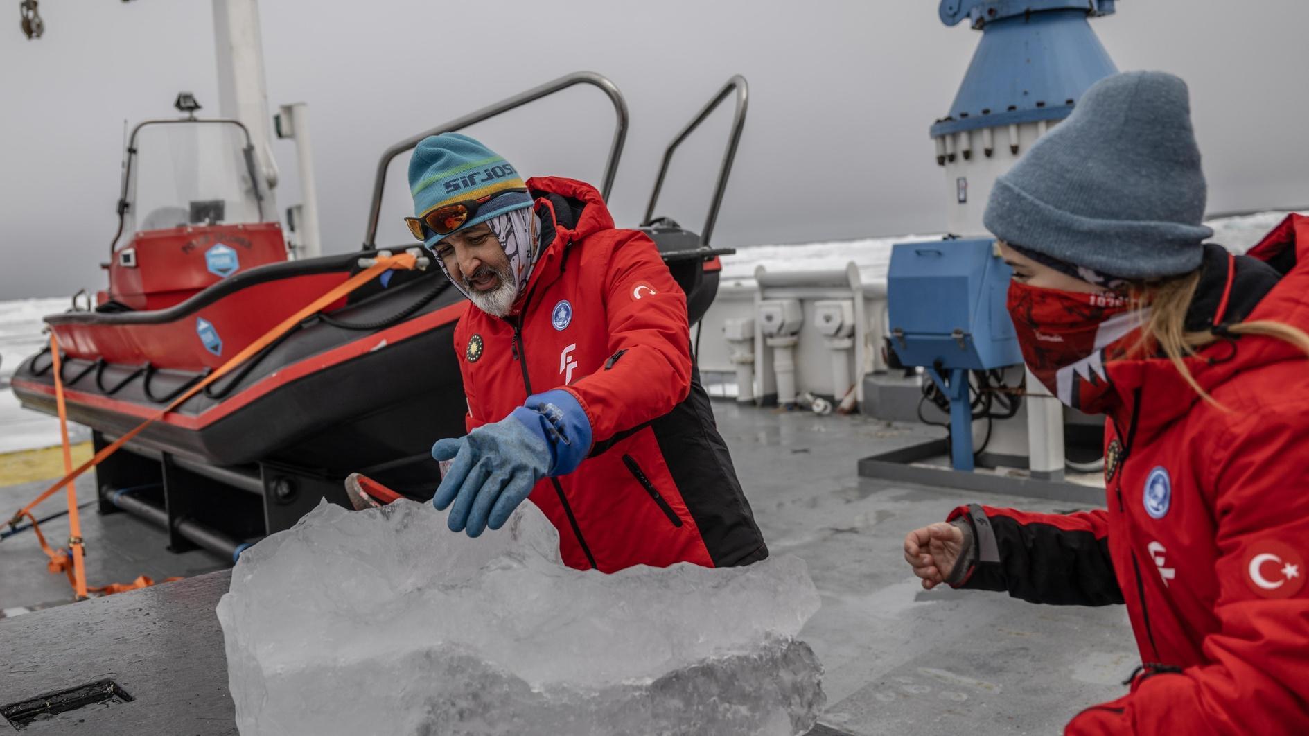 Turkish scientists conduct research in Arctic Ocean en route to pole