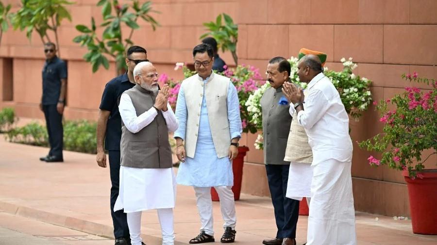 India lifts ban on officials joining far-right Hindu outfit
