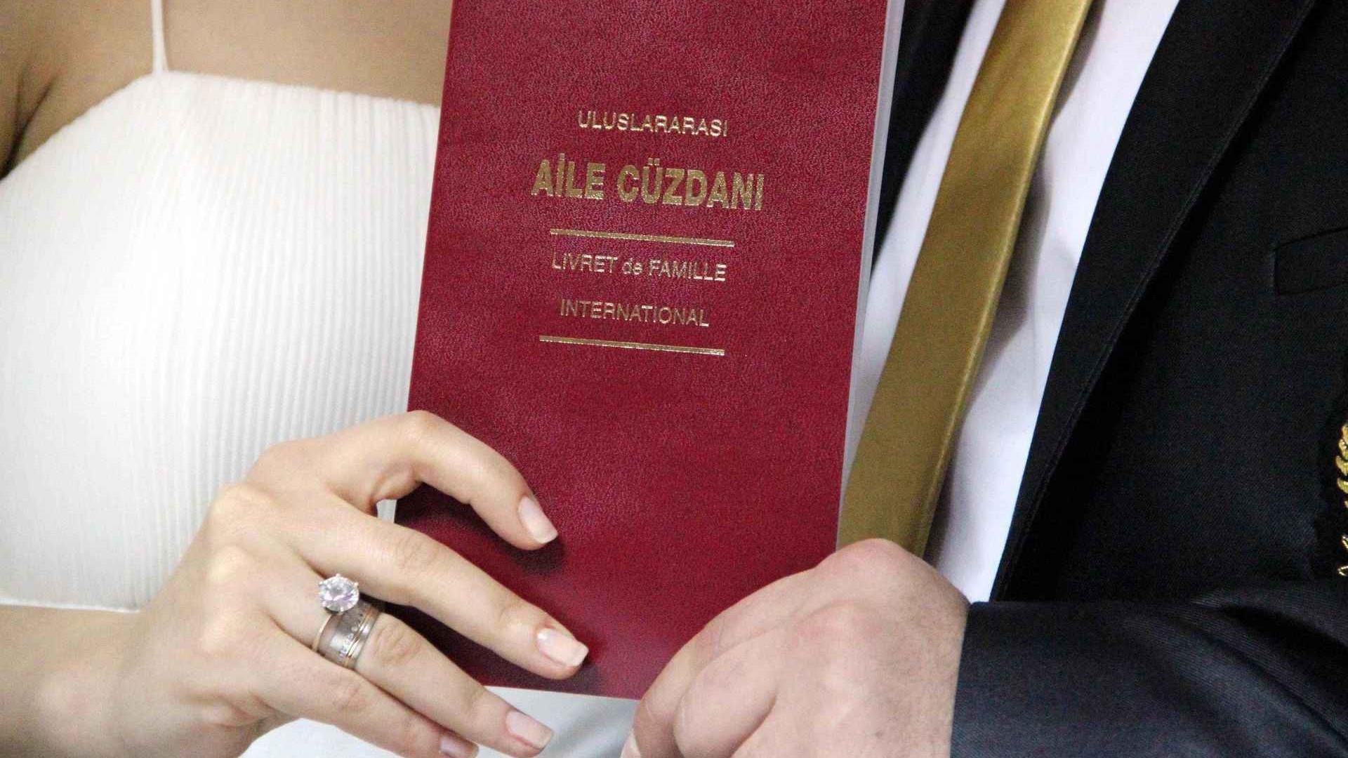 AKP to retract article obliging women to use husband’s surname