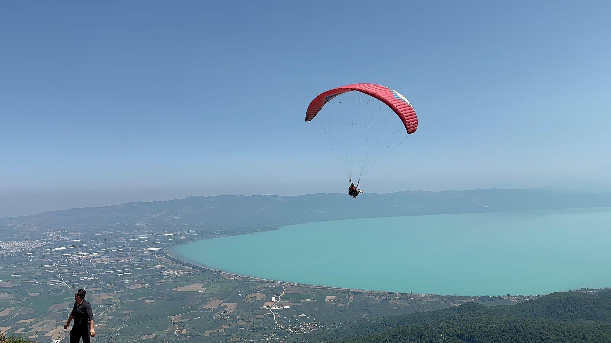 Paragliders flock to İznik Lake as water turns turquoise blue
