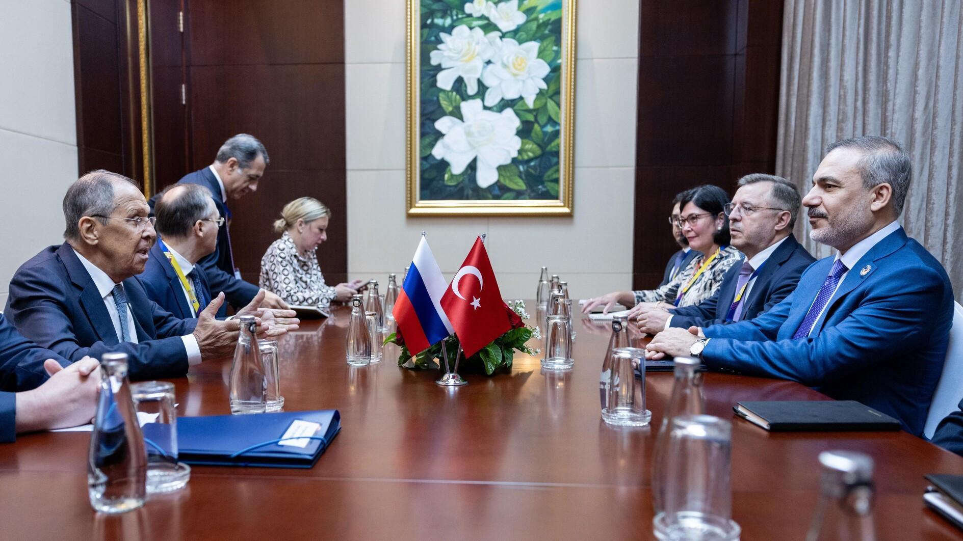 Fidan, Lavrov discuss bilateral ties, energy cooperation at ASEAN summit