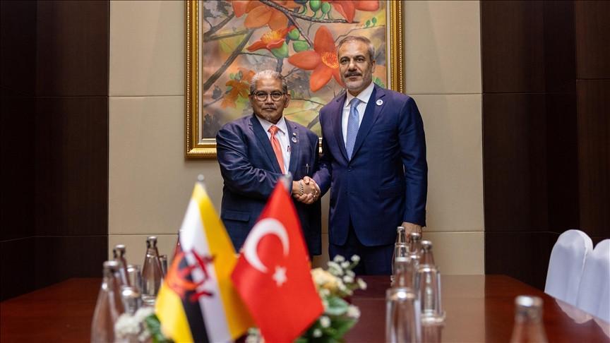 Fidan holds bilateral talks on sidelines of ASEAN summit