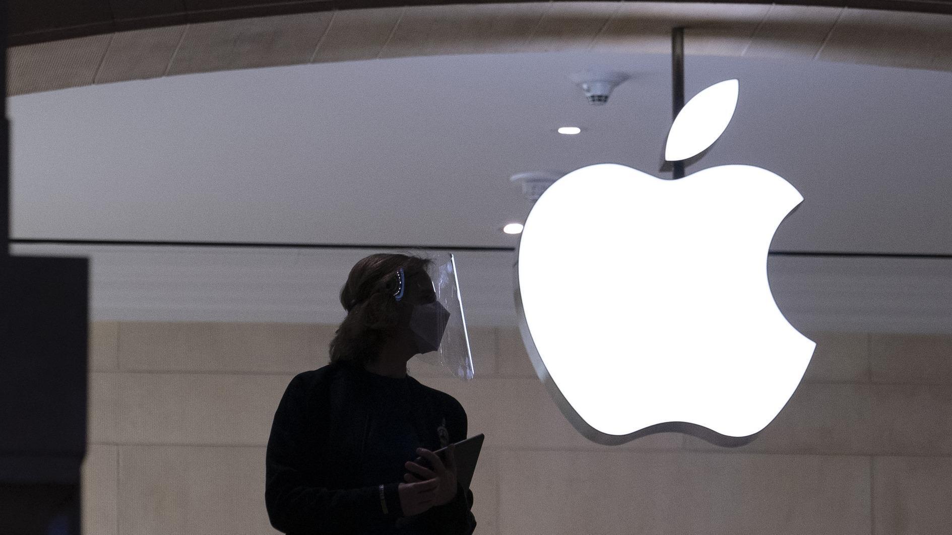 Apple reaches first union contract with store employees