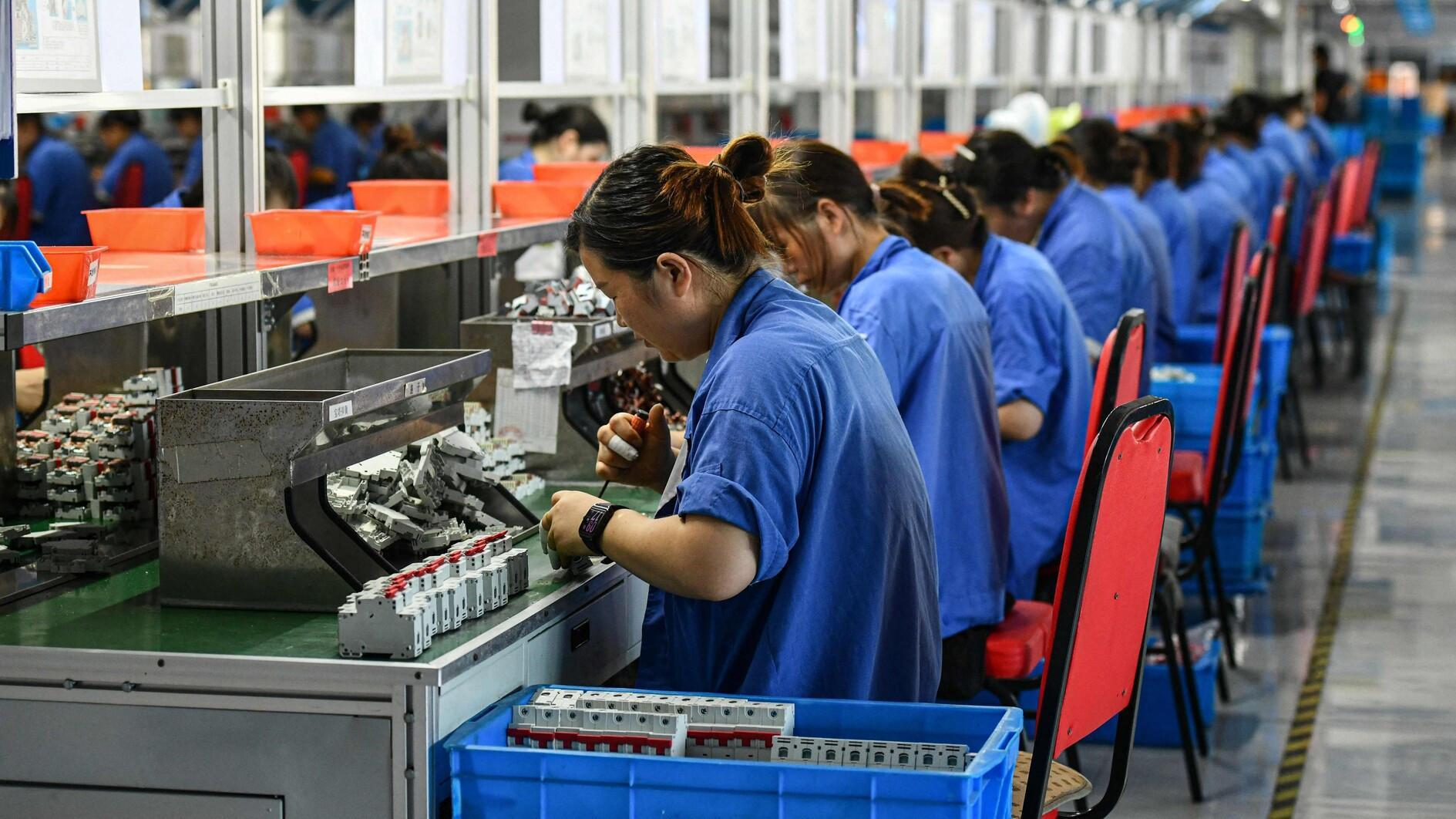 China factory activity shrinks for third straight month