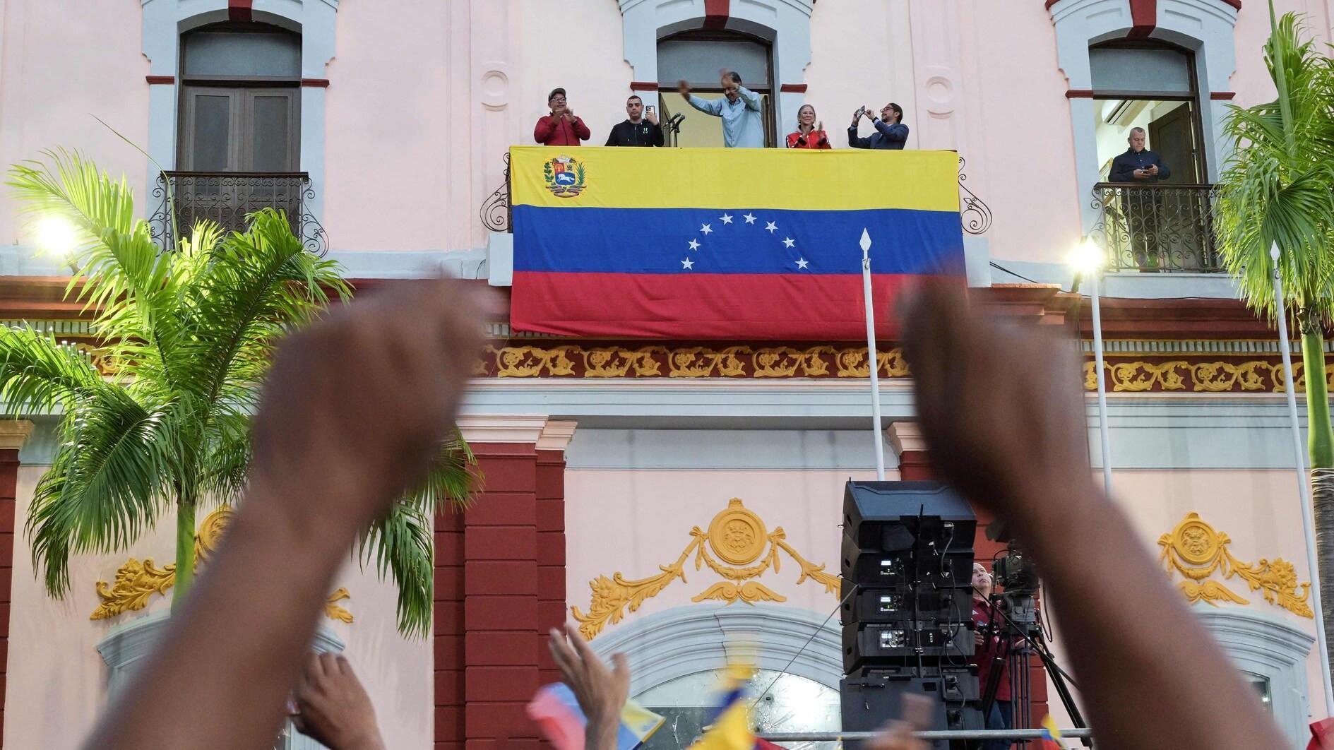 Venezuela opposition calls mass protests over disputed election