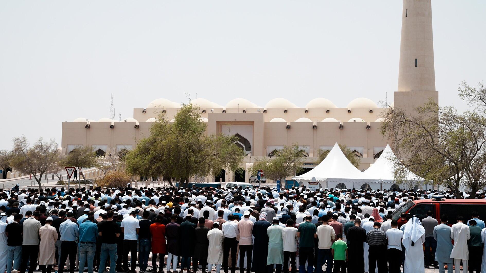 Hundreds in Qatar bid farewell to slain Hamas chief