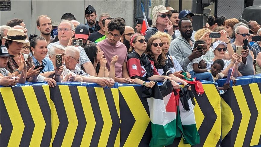 Protesters in Paris show solidarity with Palestine