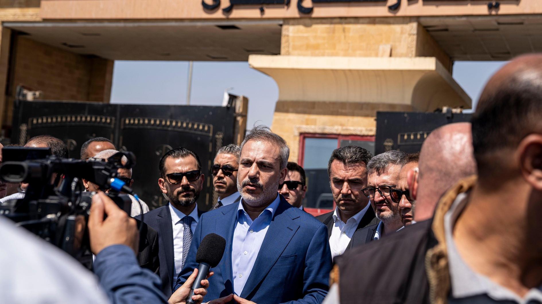 Fidan visits Rafah border, says Israels aid block first phase of genocide