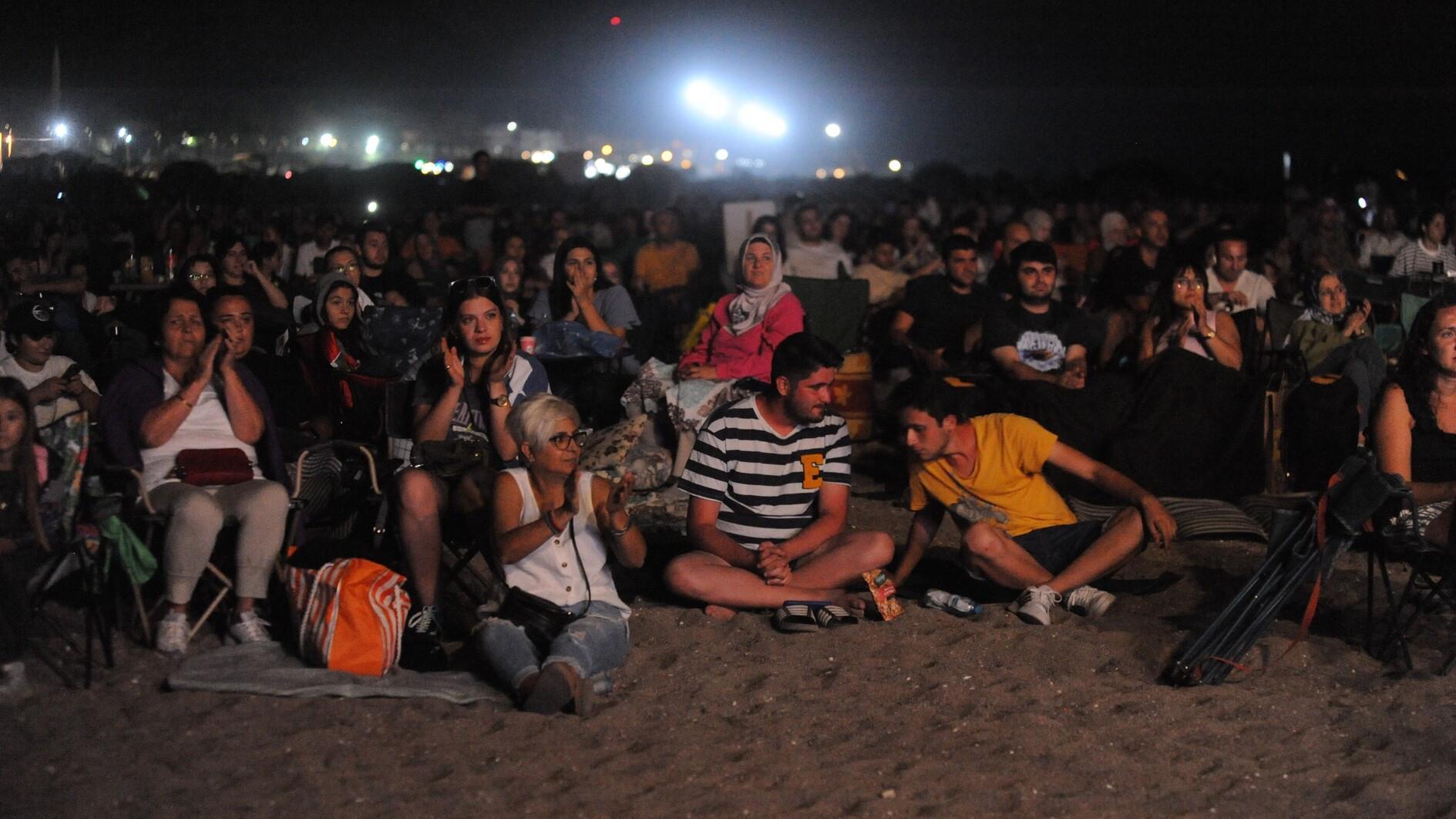 Thousands gather in Bursa to watch Perseid meteor shower